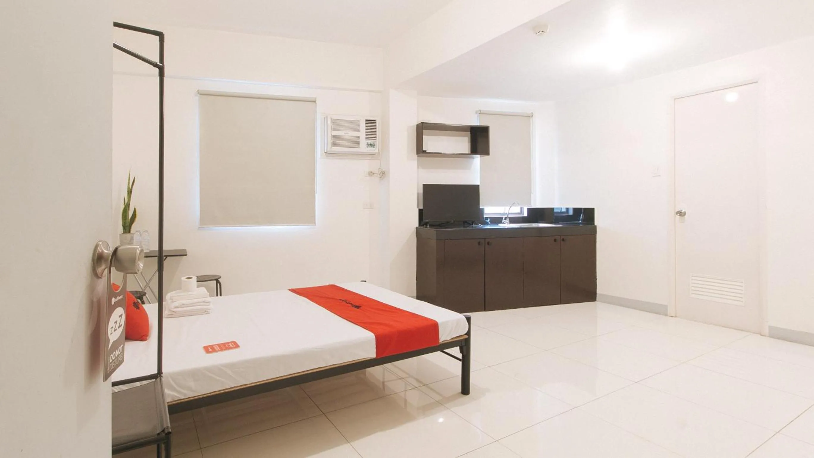 Bedroom, Bed in RedDoorz @ The Vjour Hotel Makati