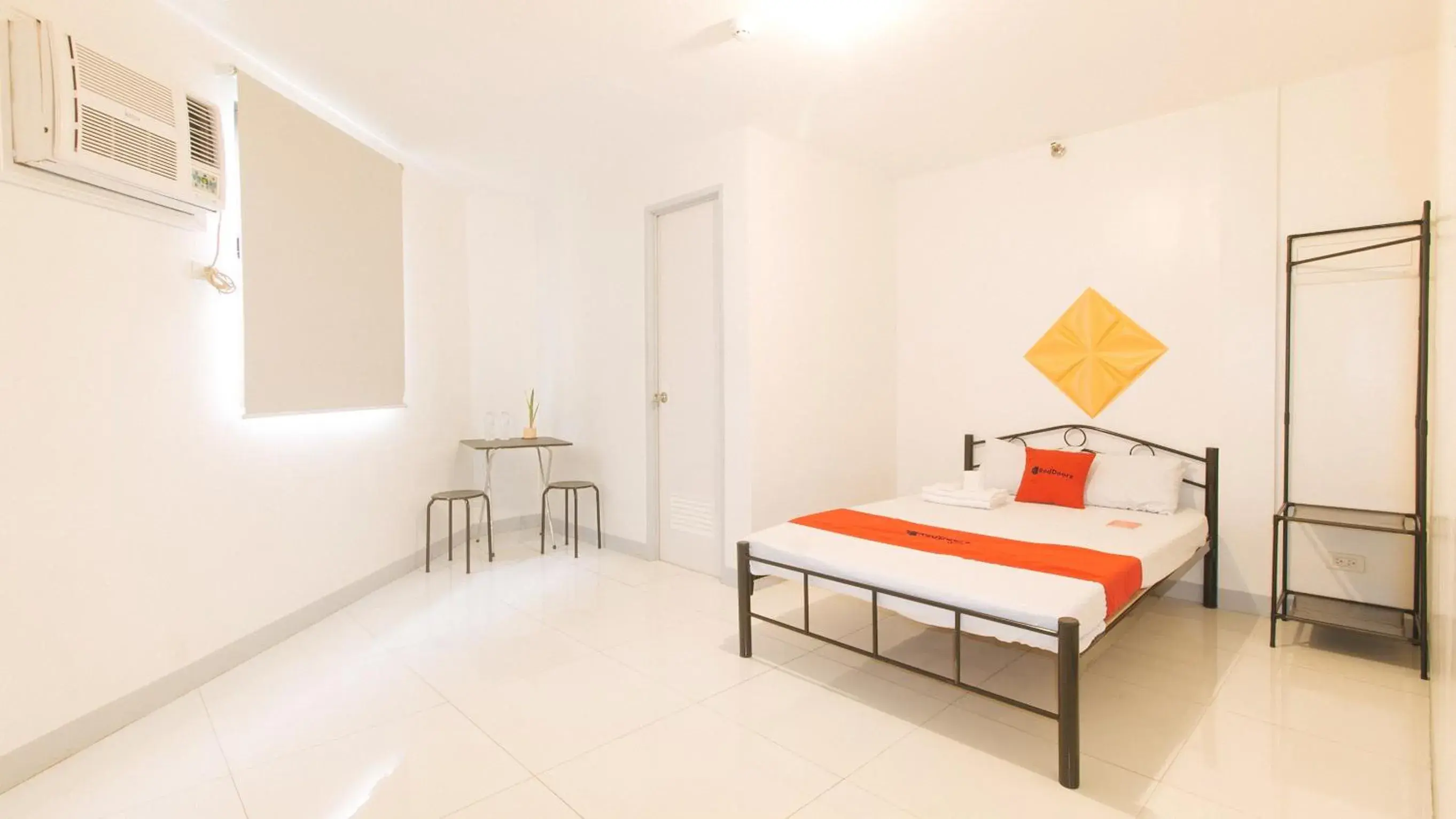 Standard Double Room in RedDoorz @ The Vjour Hotel Makati Standard Double Room in RedDoorz @ The Vjour Hotel Makati