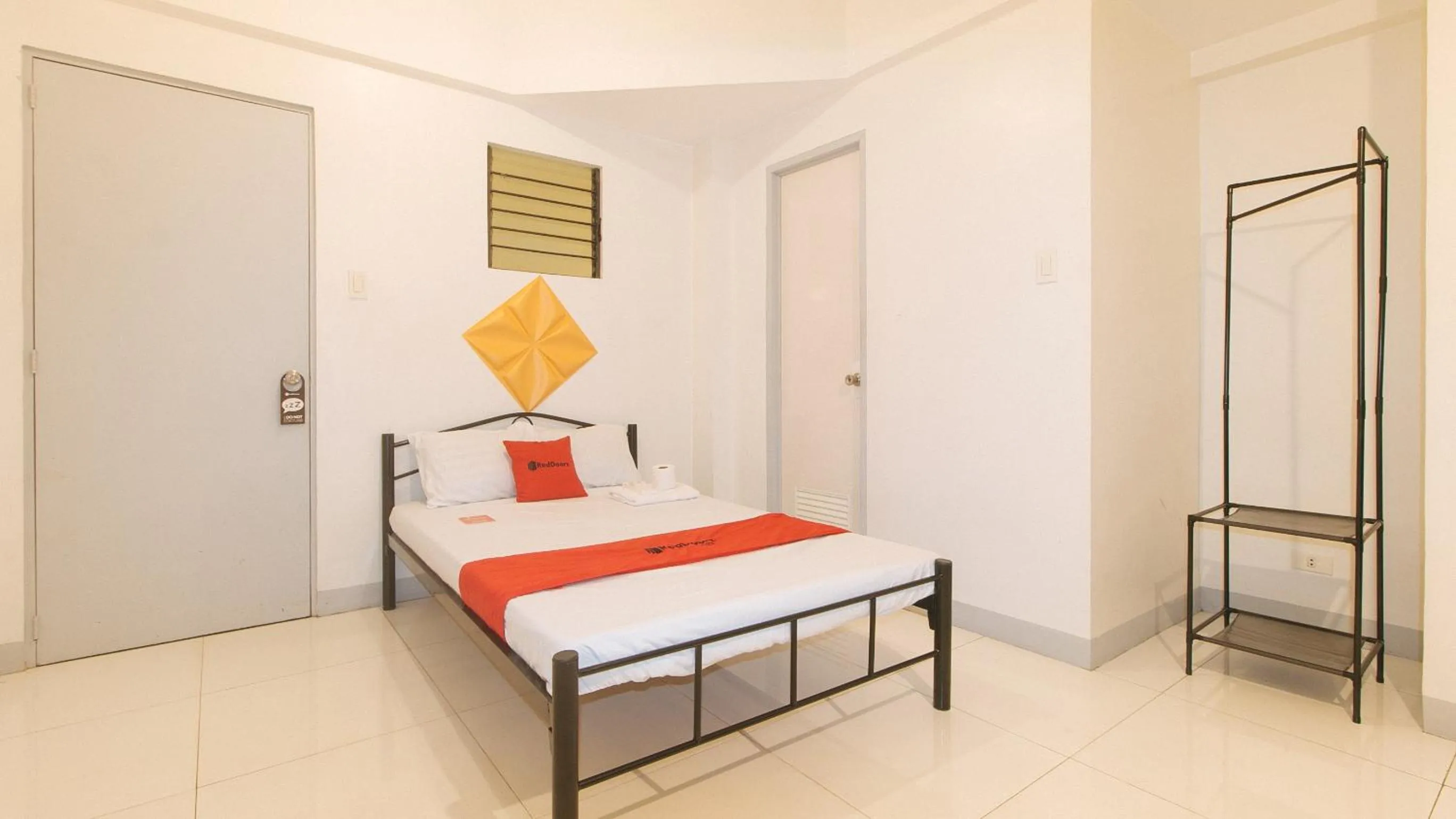 TV and multimedia, Bed in RedDoorz @ The Vjour Hotel Makati