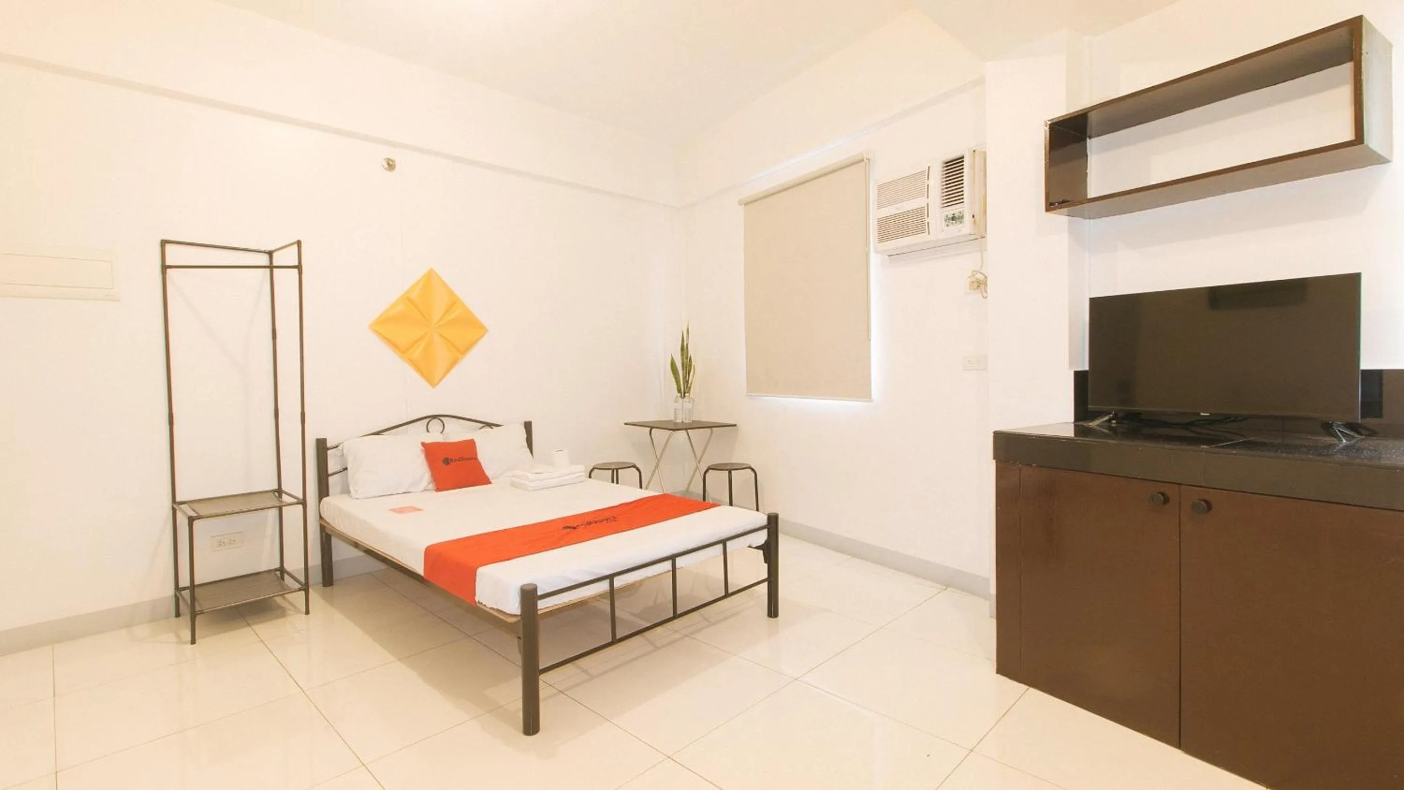 Bed in RedDoorz @ The Vjour Hotel Makati