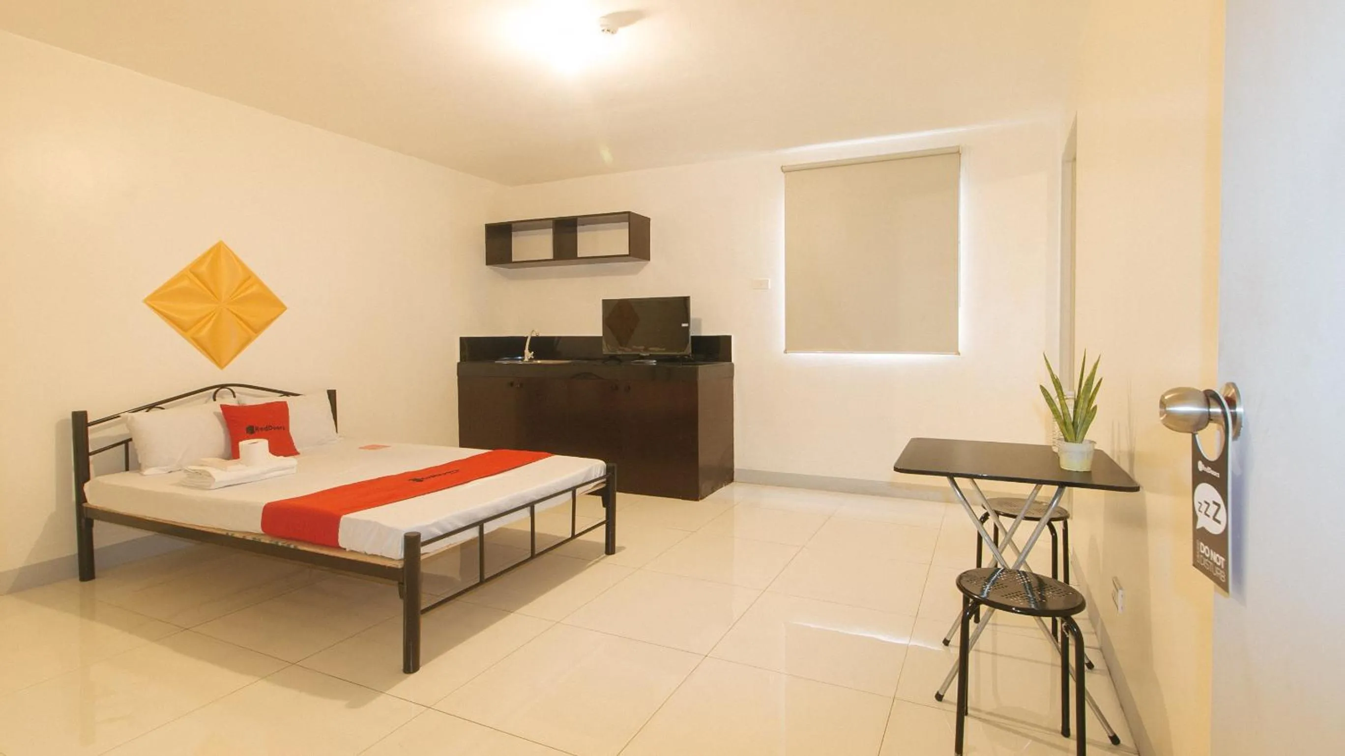 Bed in RedDoorz @ The Vjour Hotel Makati