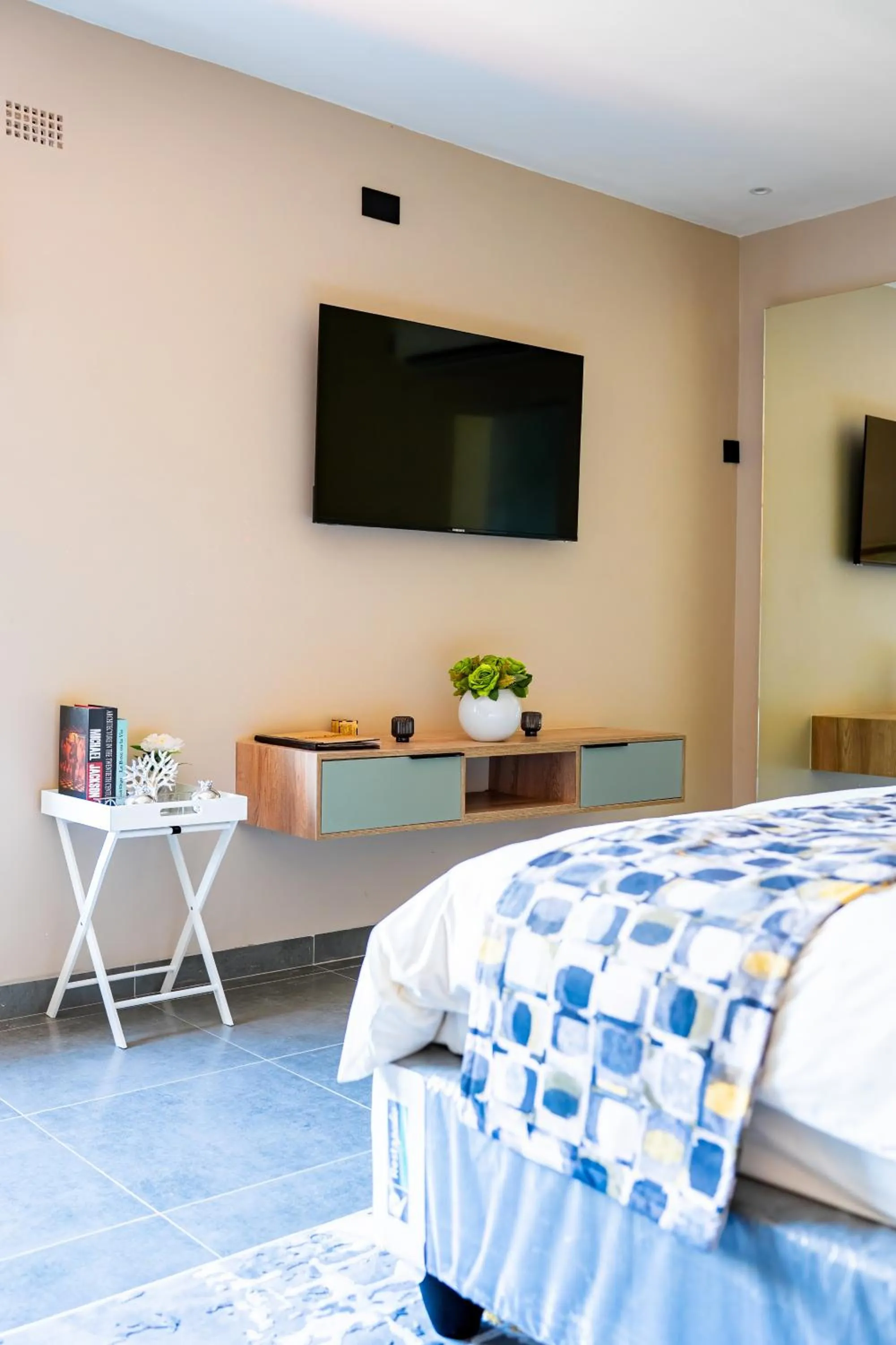 TV and multimedia, Bed in The Little Outlook