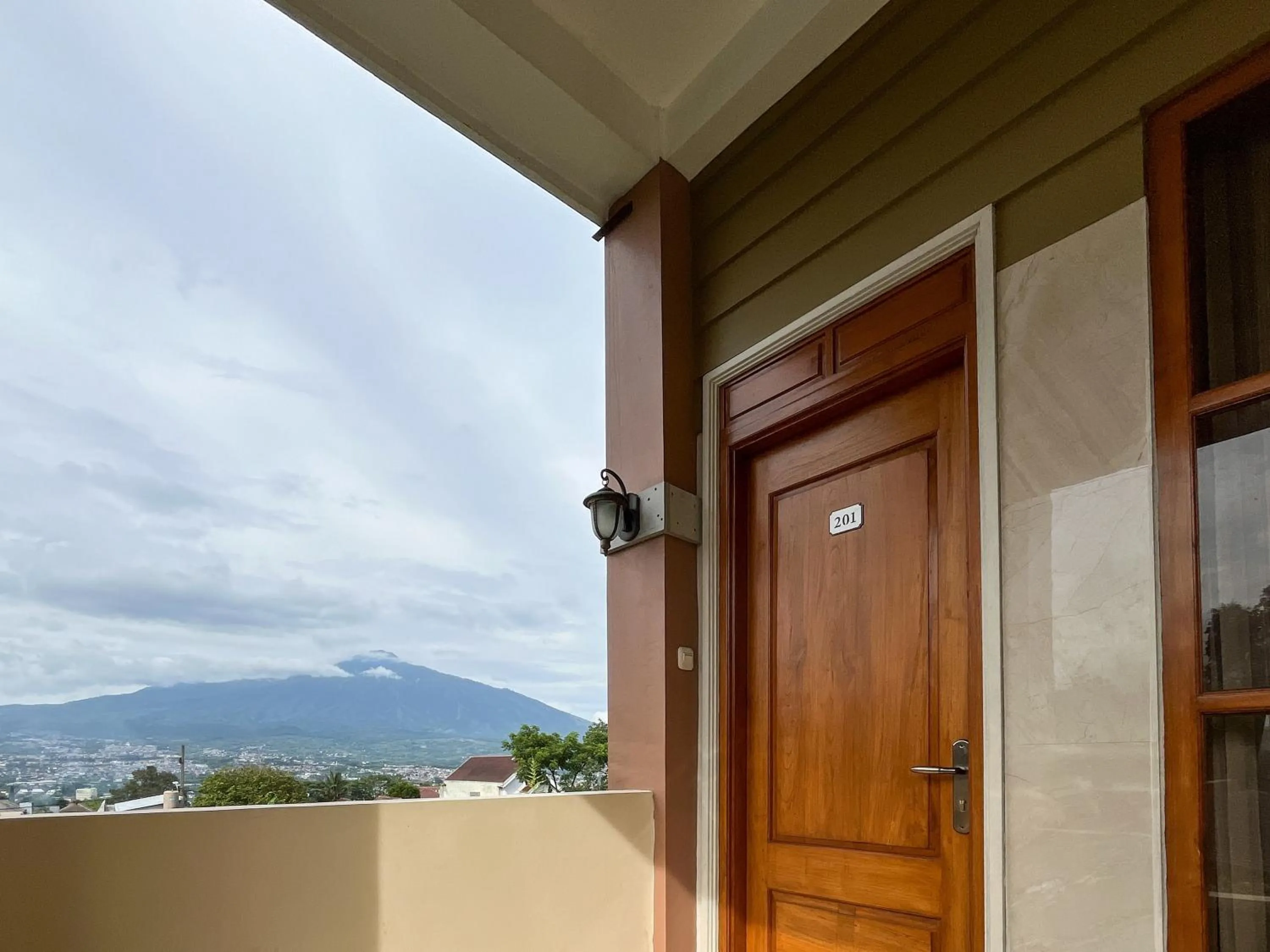 Mountain view in Urbanview Syariah Hotel Kanigara Batu