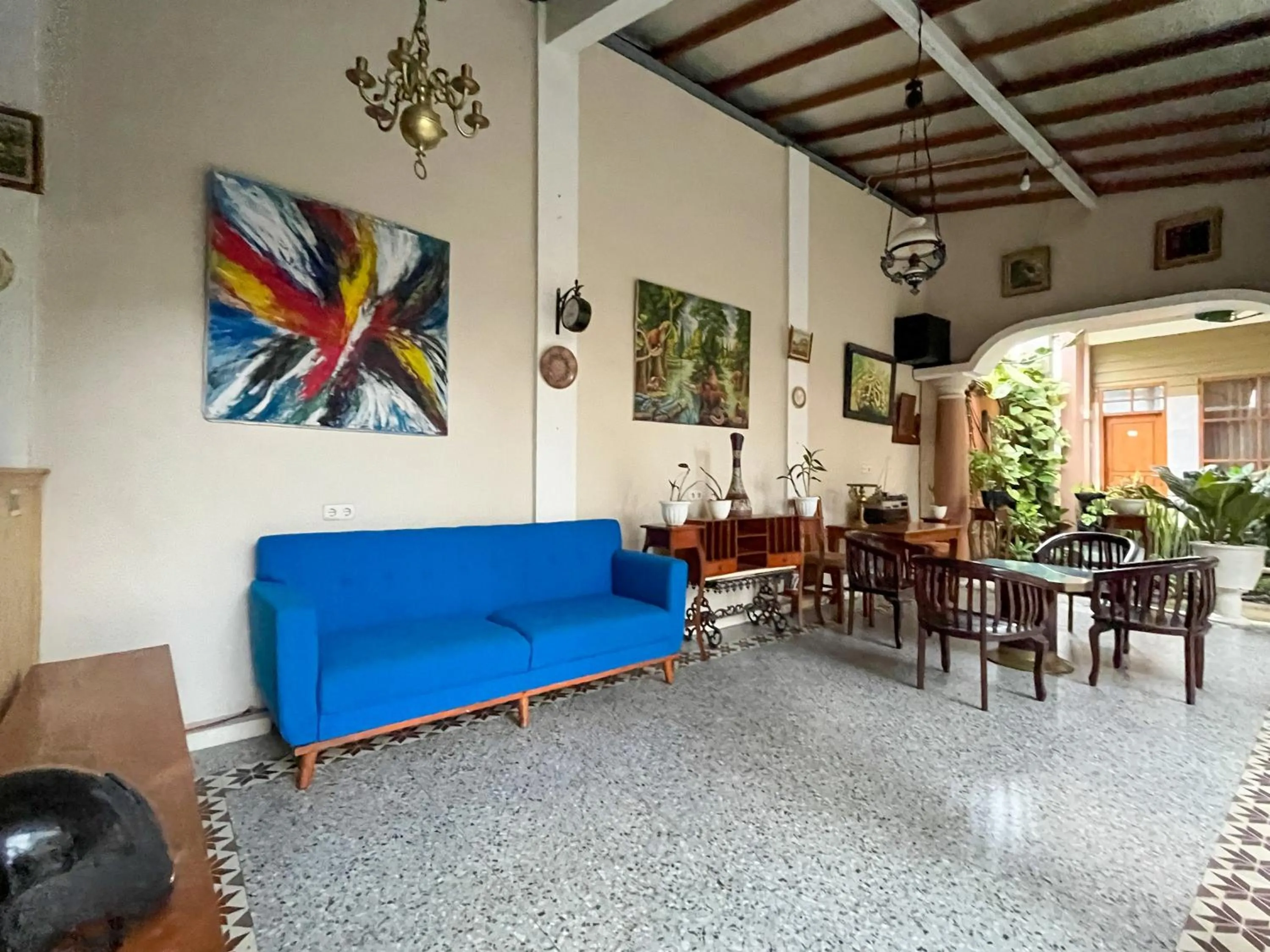 Seating area in Urbanview Syariah Hotel Kanigara Batu