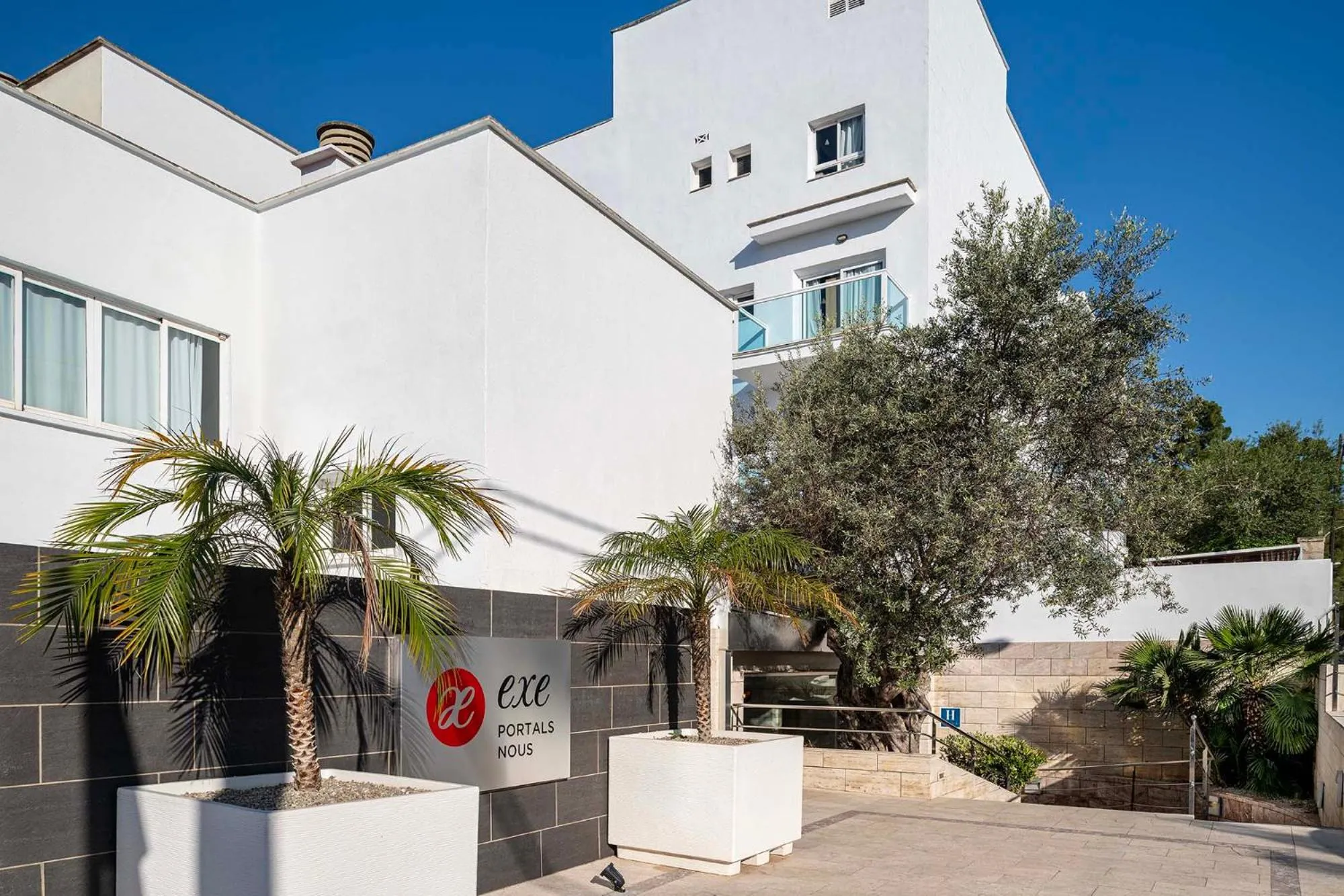 Property building in Exe Portals Nous