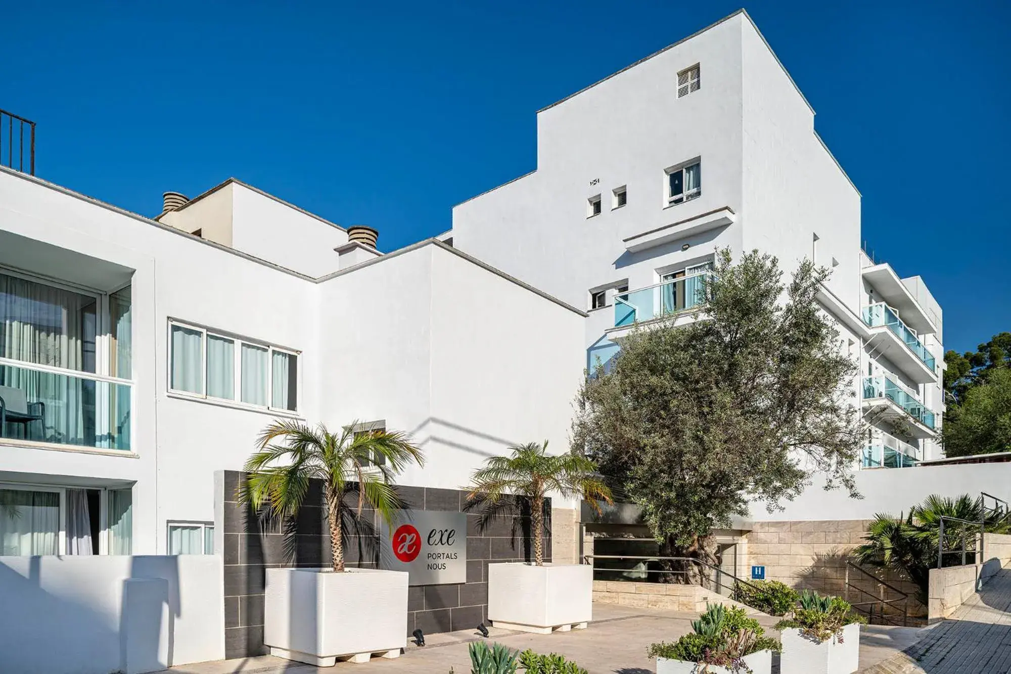 Property building in Exe Portals Nous Property building in Exe Portals Nous