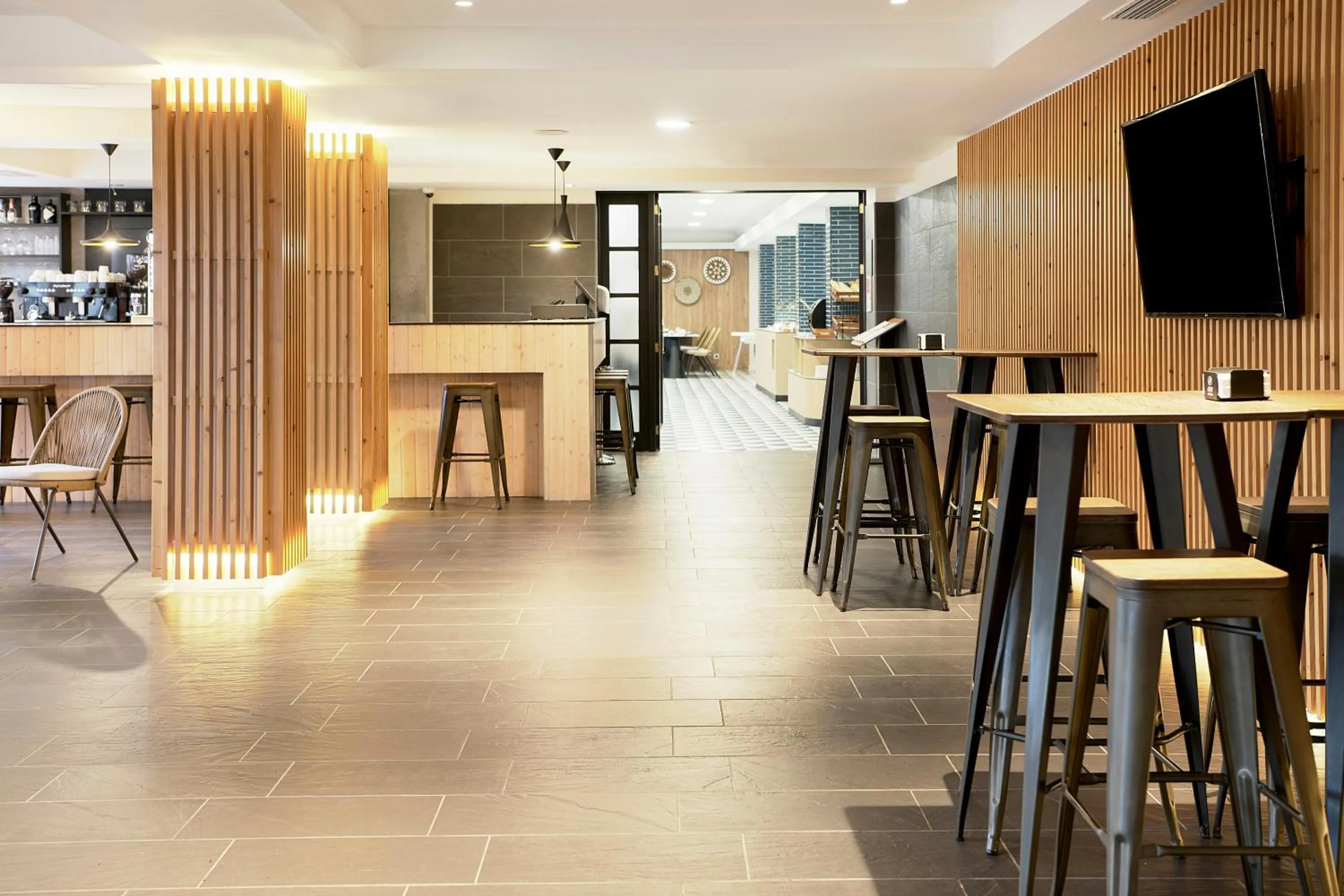 Restaurant/places to eat in Exe Portals Nous