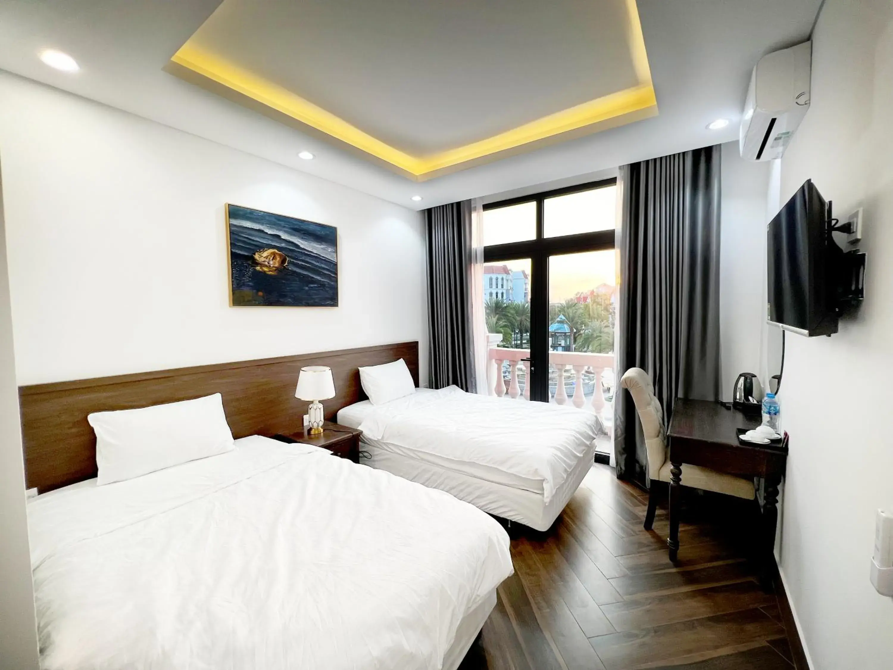 Twin Room with Balcony in Legacy Hotel - Grand World Phú Quốc Twin Room with Balcony in Legacy Hotel - Grand World Phú Quốc