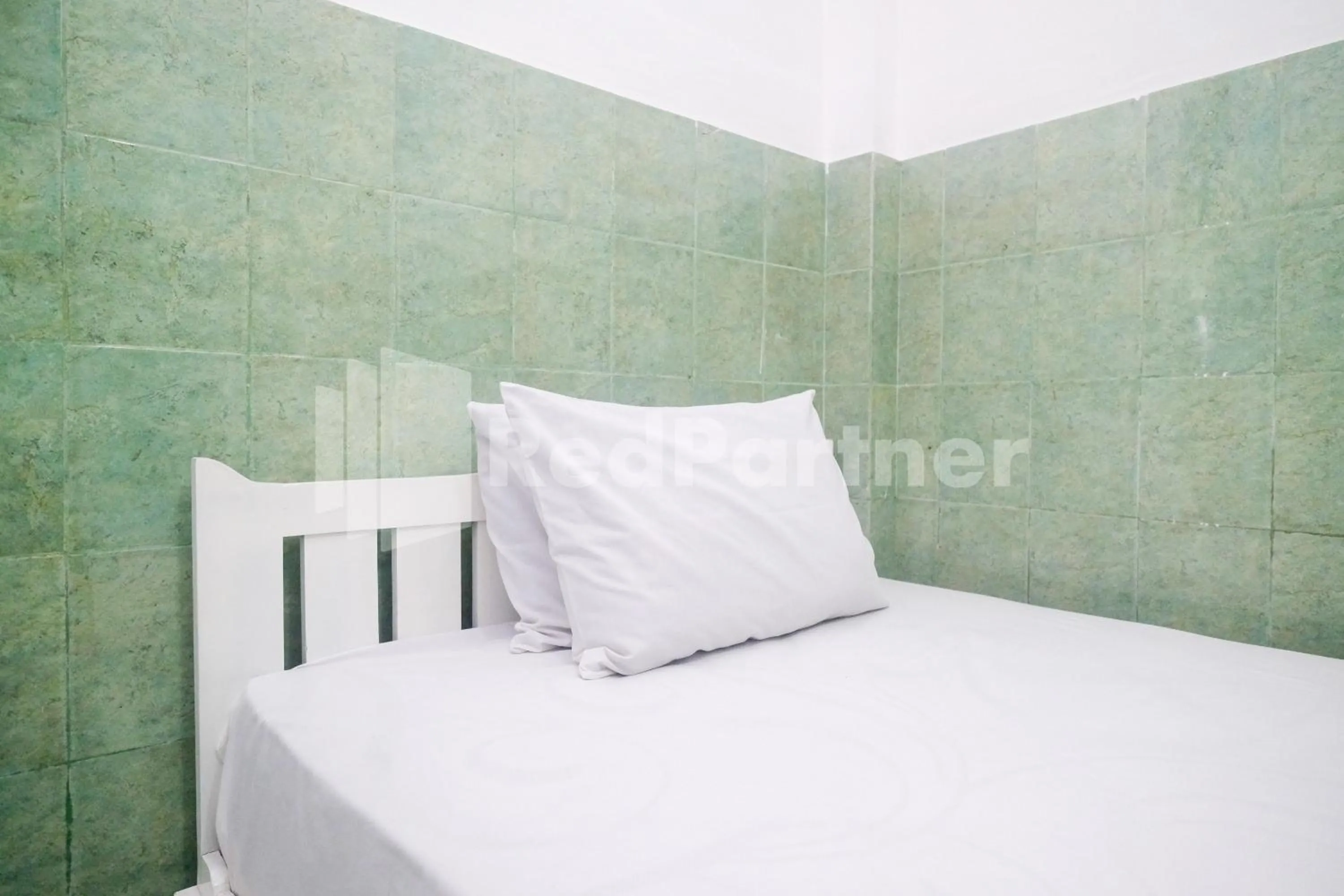 Twin Room in Kostel Satu Semarang RedPartner
