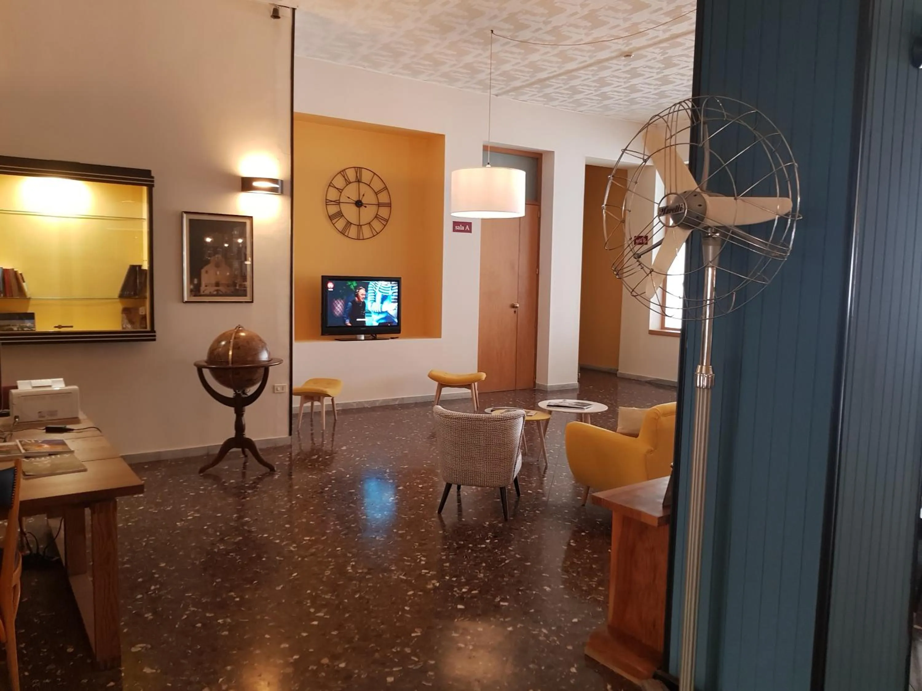 Communal lounge/ TV room in ibis styles Trani