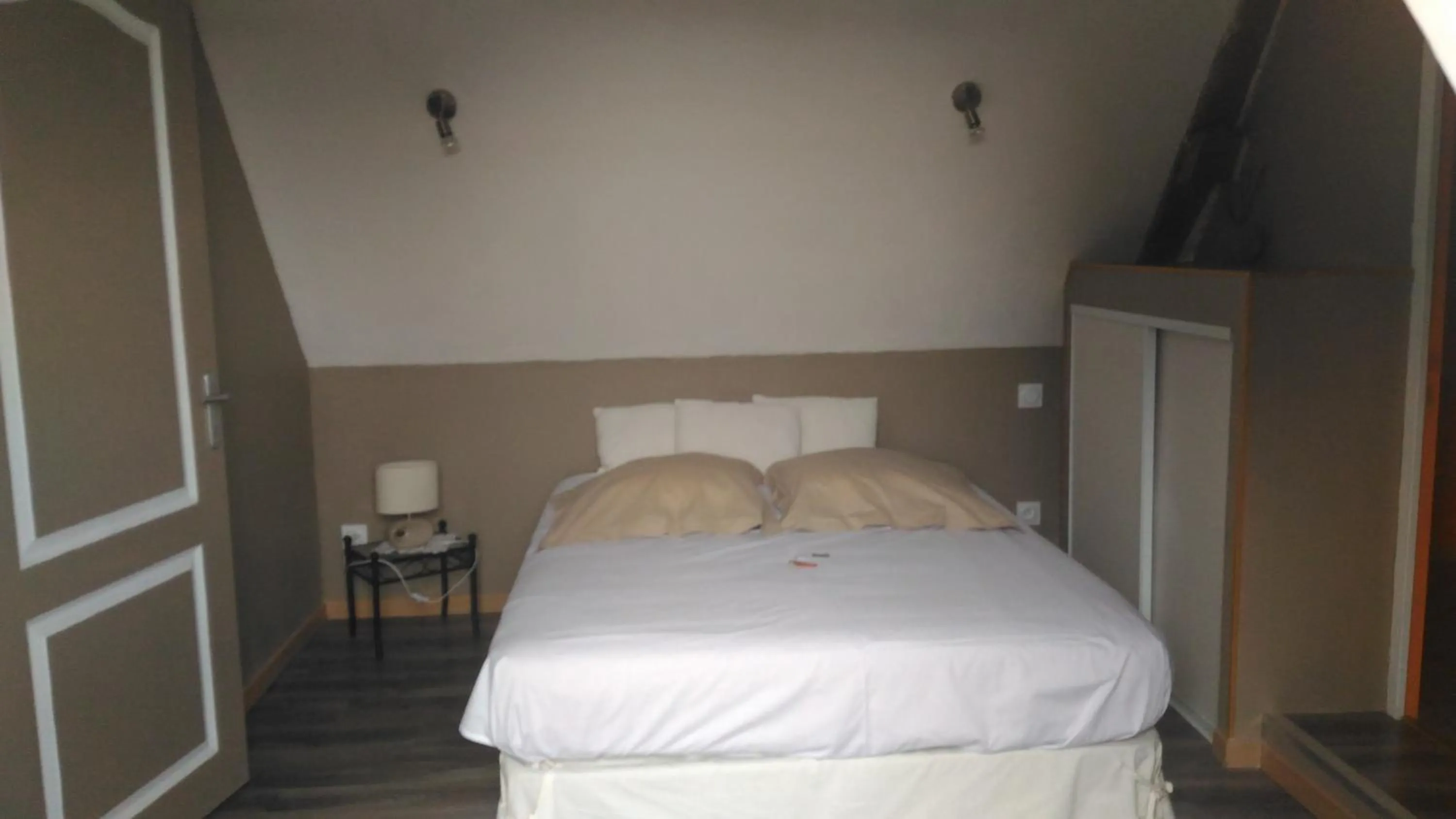 Bed in B&B Le Relais de Chantecor