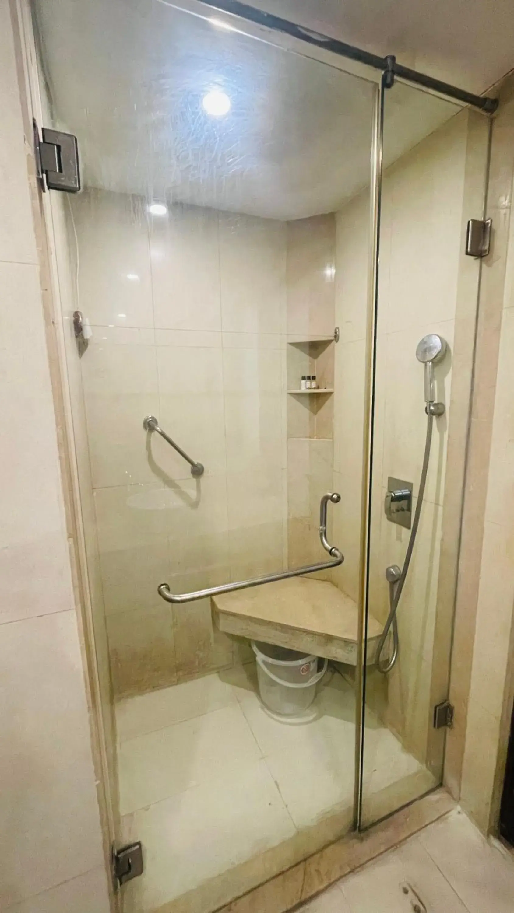 Shower in Saltstayz Select - Malcha & Chankyapuri Shower in Saltstayz Select - Malcha & Chankyapuri