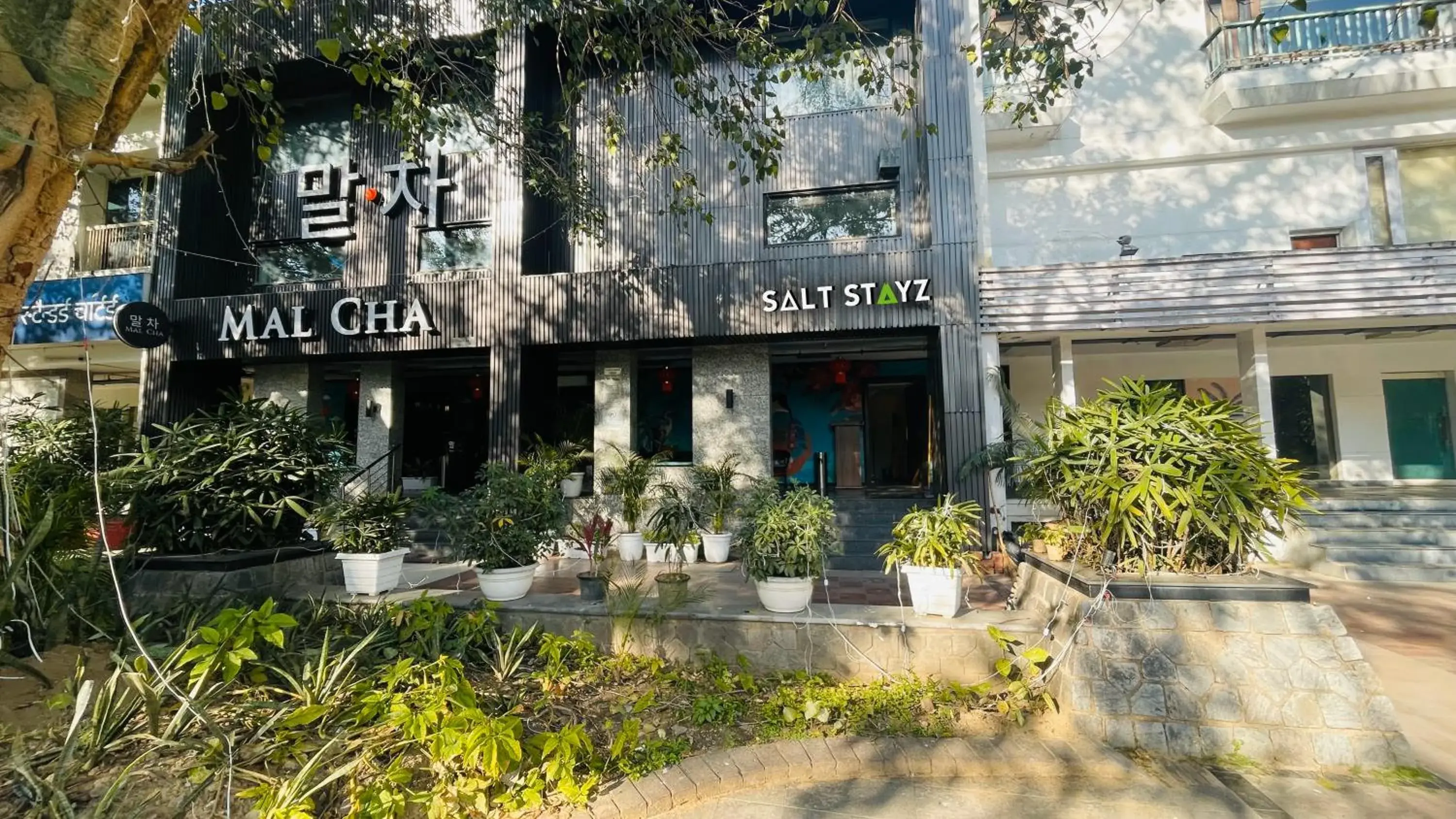 Property building in Saltstayz Select - Malcha & Chankyapuri Property building in Saltstayz Select - Malcha & Chankyapuri