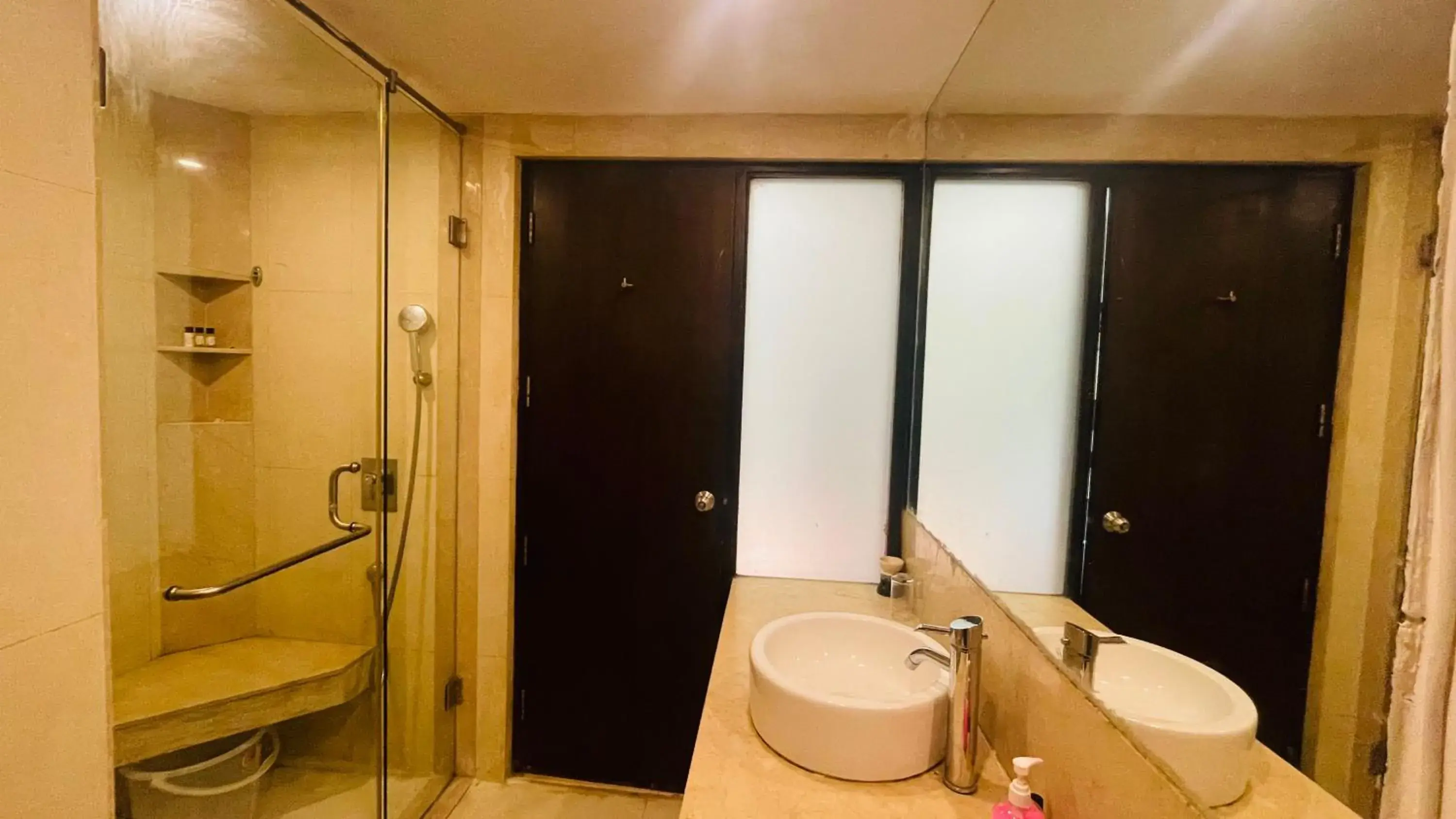 Shower in Saltstayz Select - Malcha & Chankyapuri Shower in Saltstayz Select - Malcha & Chankyapuri