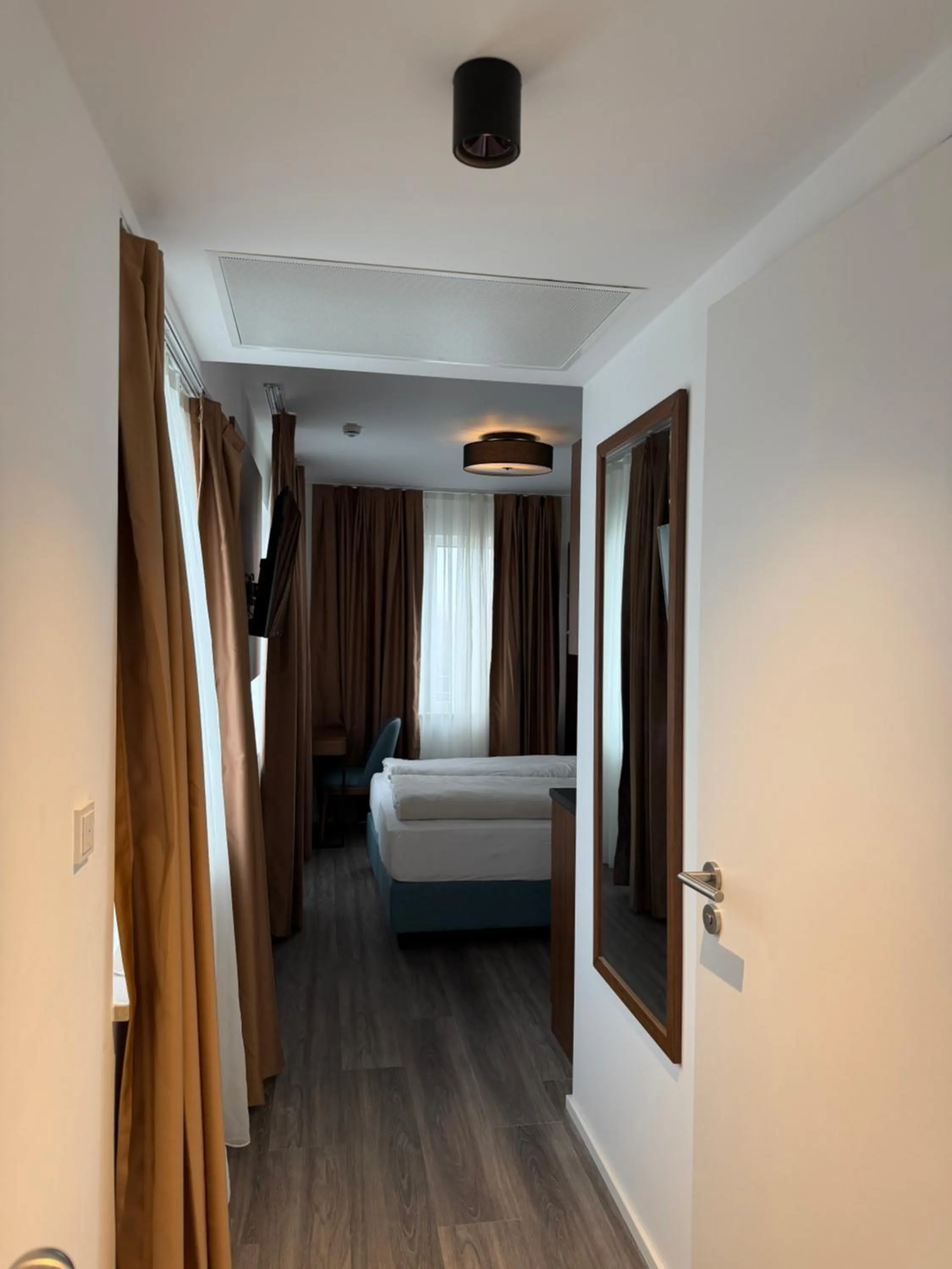 Photo of the whole room, Bed in Lillys Hotel München