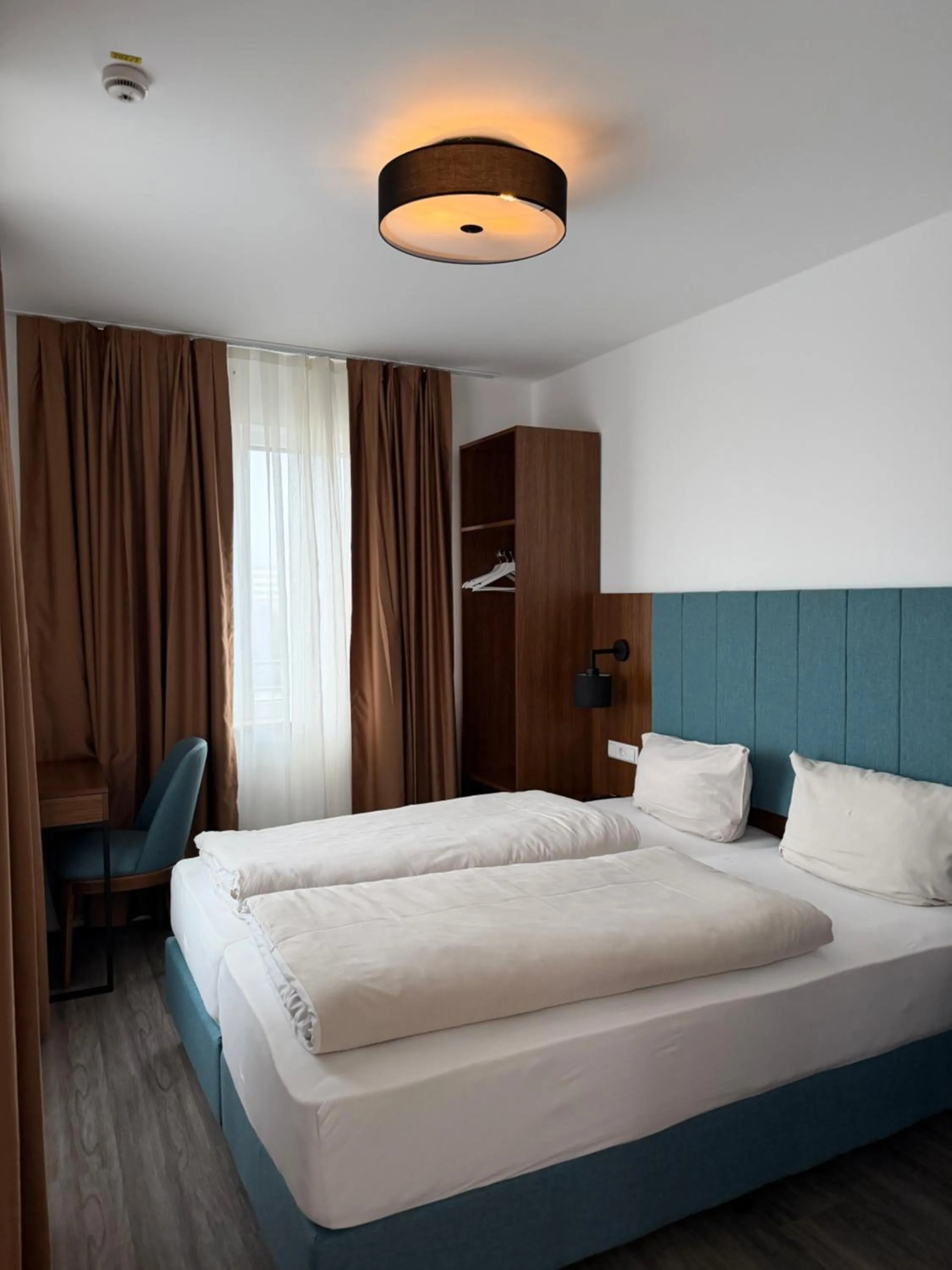 Photo of the whole room, Bed in Lillys Hotel München