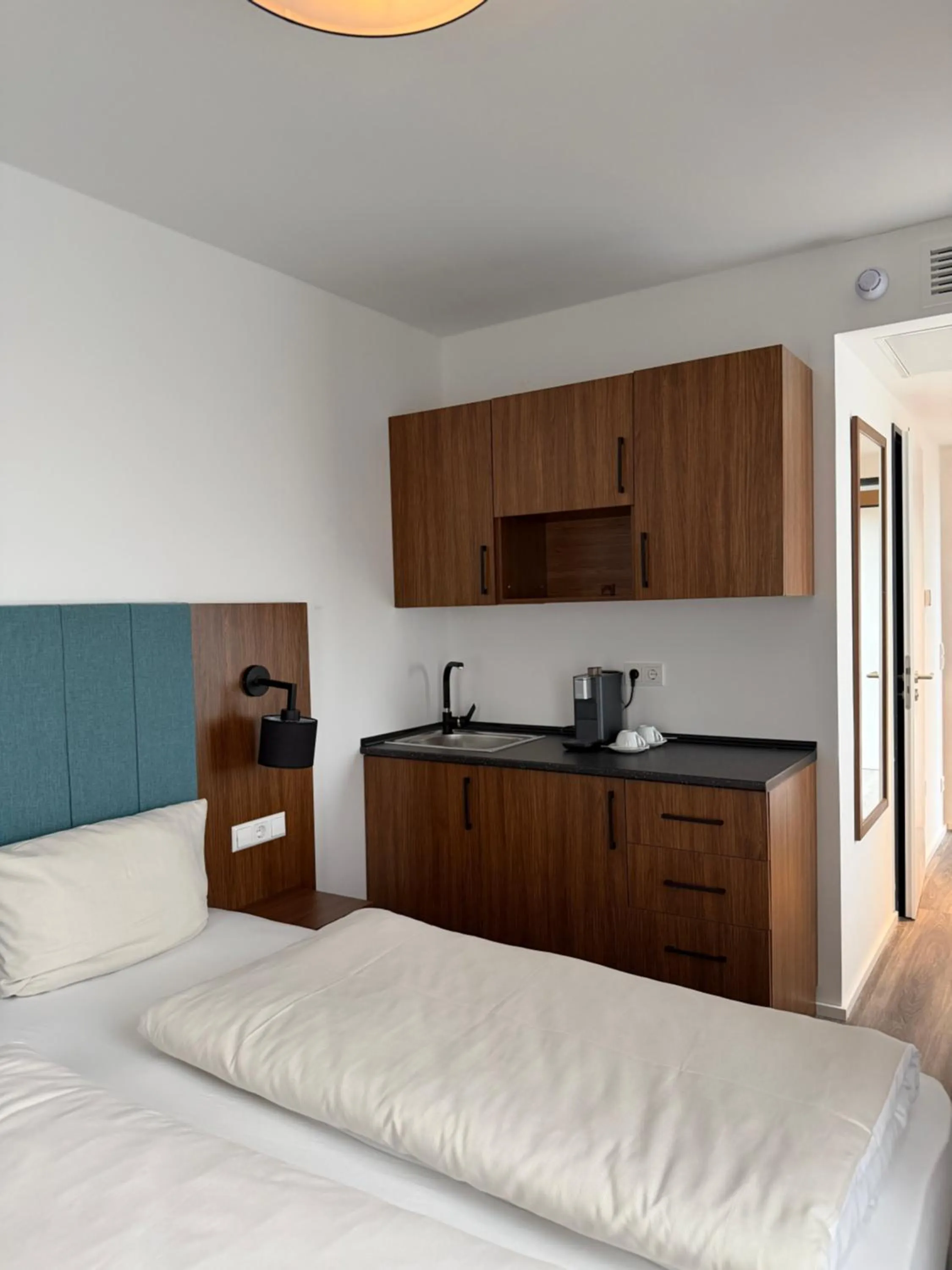 Photo of the whole room, Bed in Lillys Hotel München