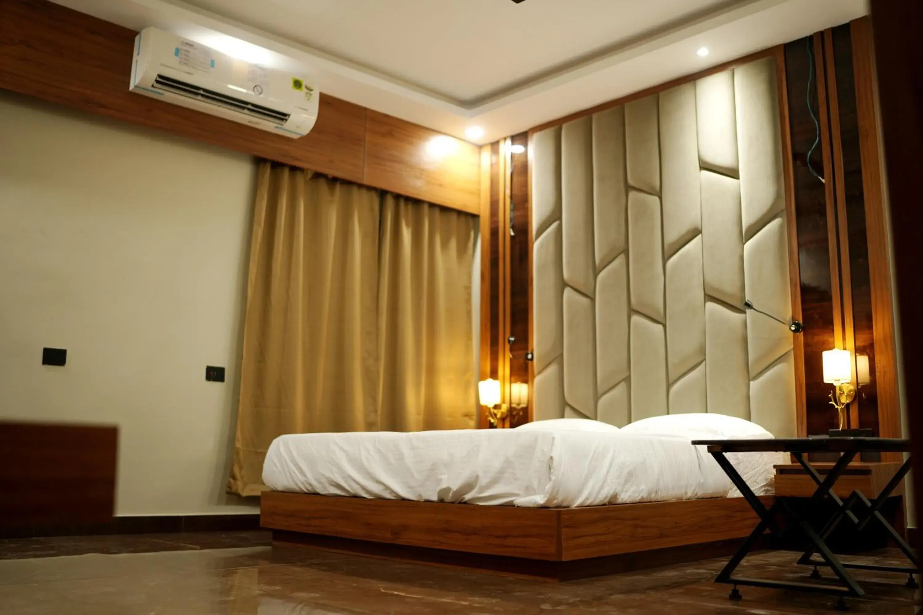 Photo of the whole room, Bed in BANMALI REGENCY Photo of the whole room, Bed in BANMALI REGENCY