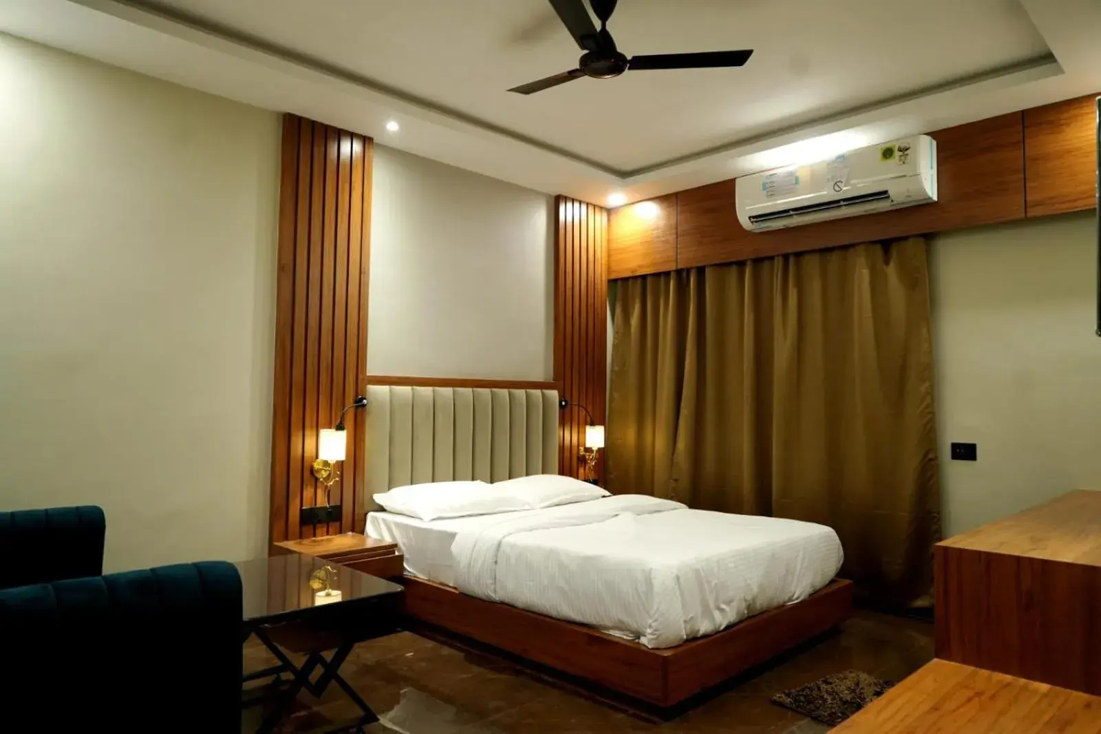 Photo of the whole room, Bed in BANMALI REGENCY Photo of the whole room, Bed in BANMALI REGENCY