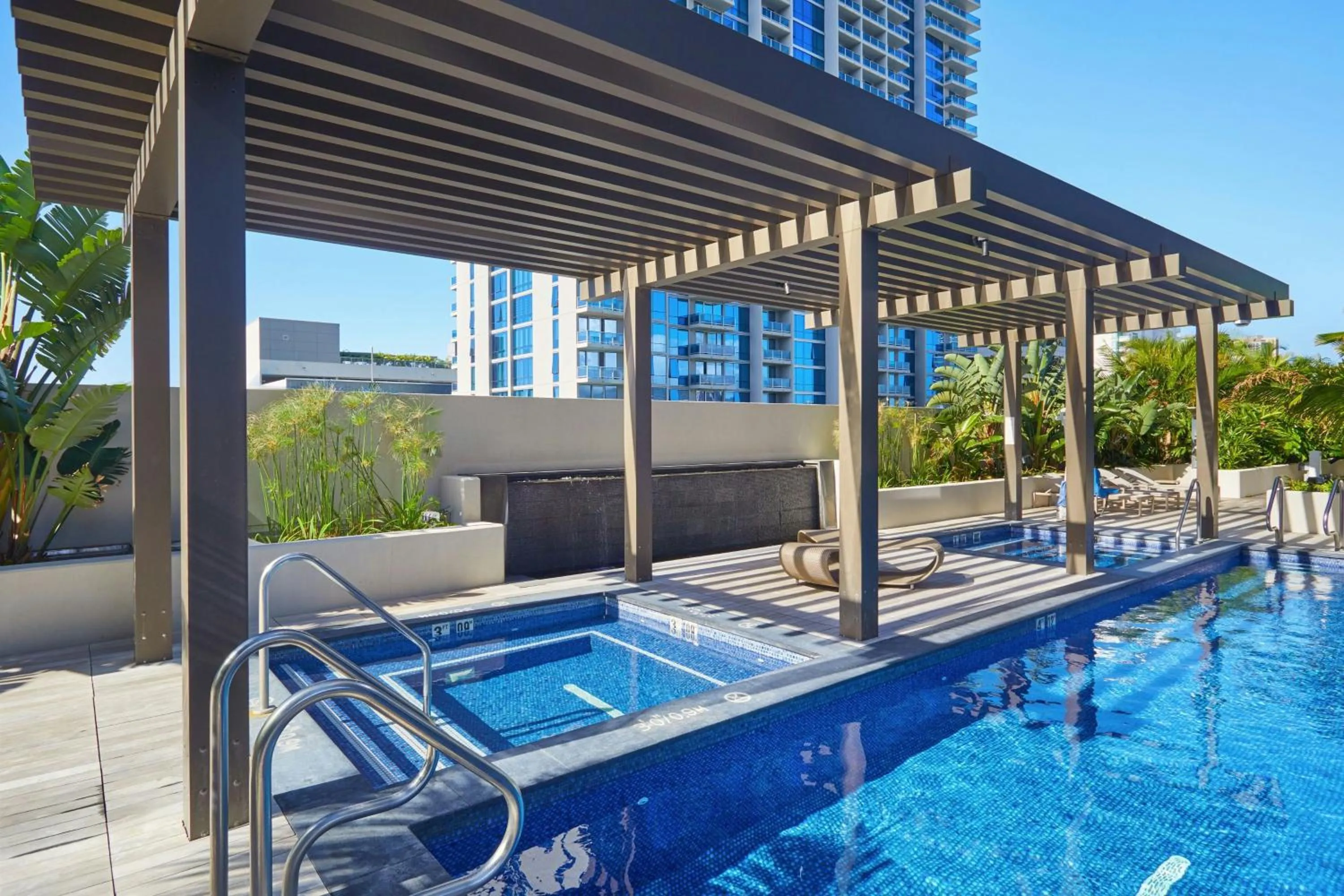 Swimming pool in Renaissance Residences Oahu Honolulu