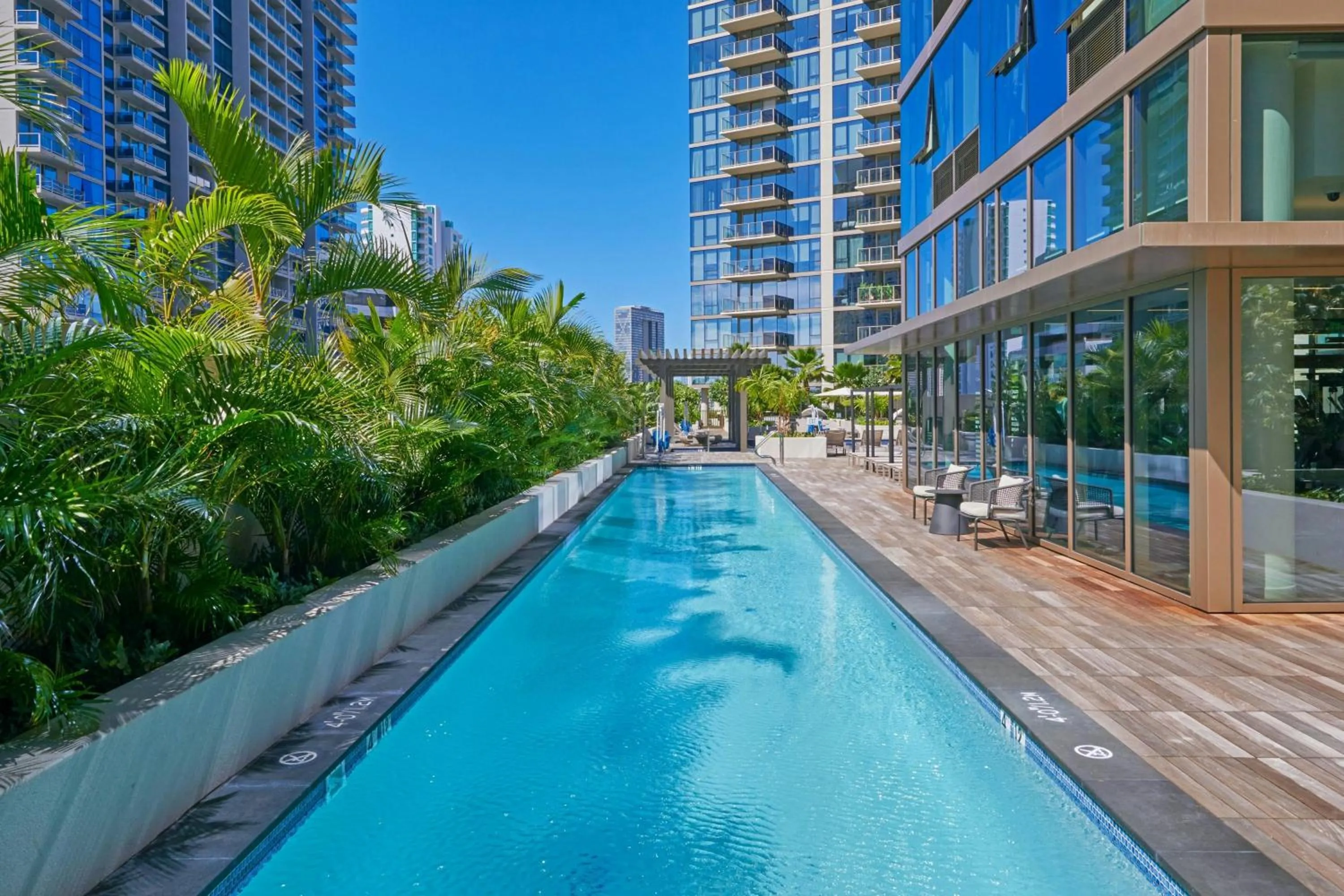 Swimming pool in Renaissance Residences Oahu Honolulu