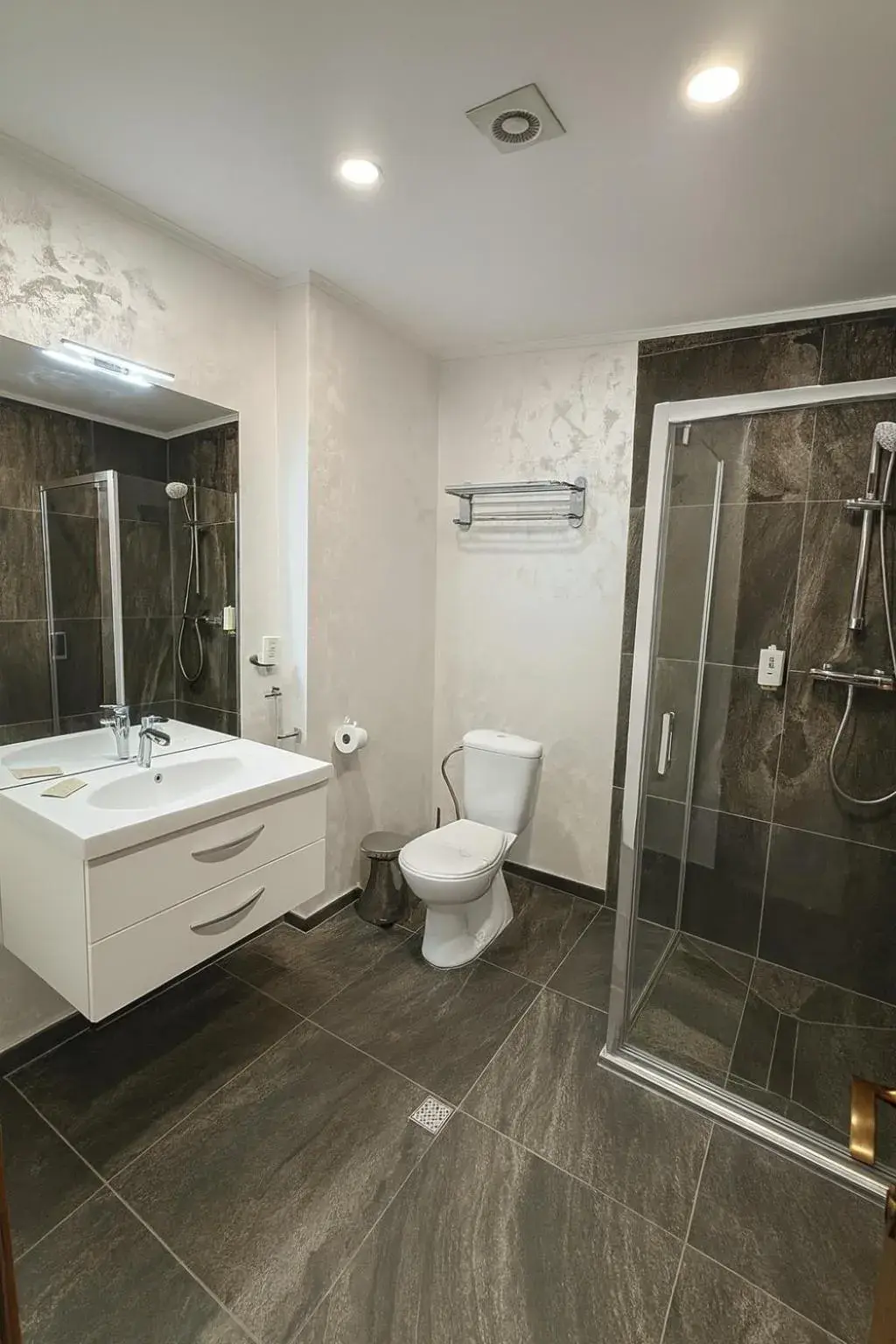 Large Double Room - single occupancy in Pensiune Heavens Large Double Room - single occupancy in Pensiune Heavens