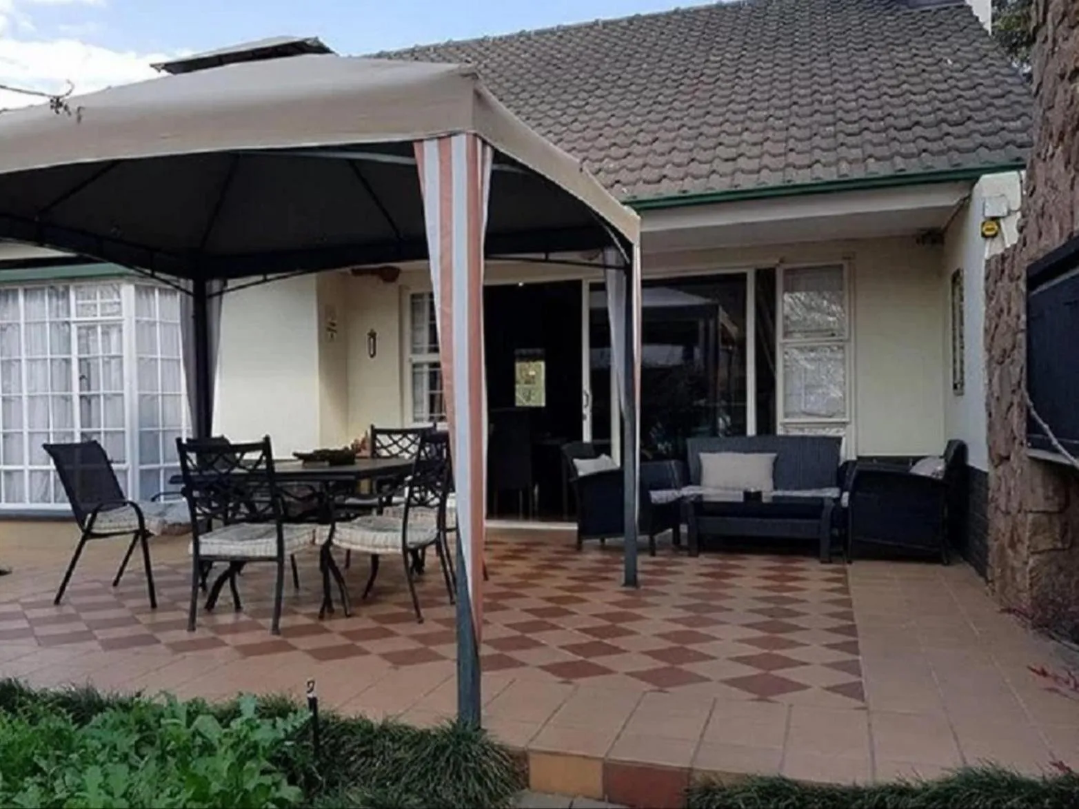 Property building in 40 on Ilkey B&B