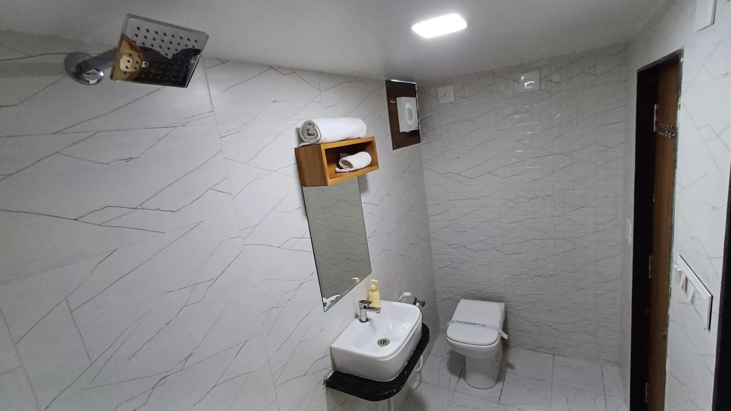 Hotel The Grand Jashi Residency