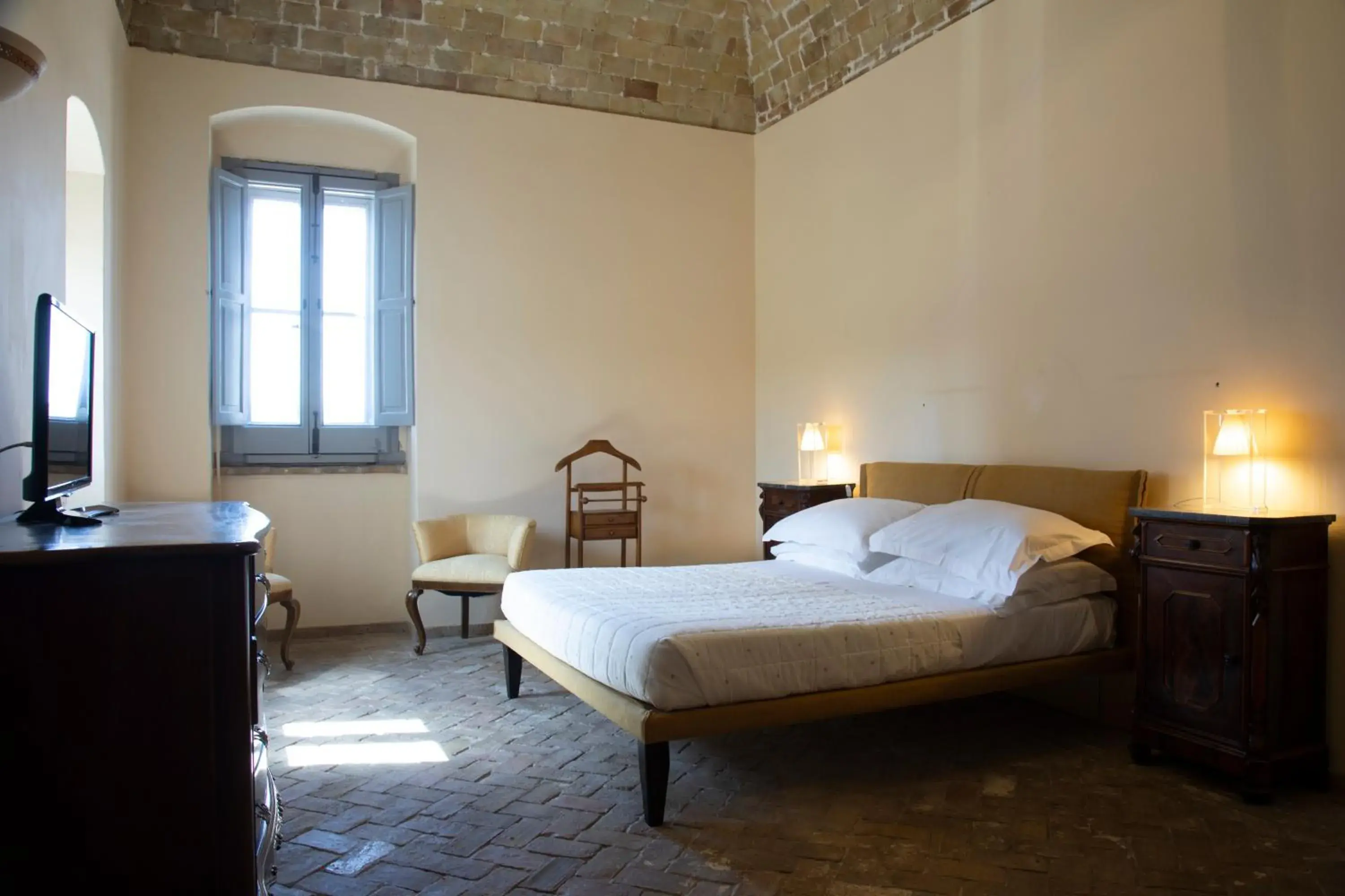 Superior King Room - single occupancy in Masseria Celentano Relais & Agriturismo Superior King Room - single occupancy in Masseria Celentano Relais & Agriturismo