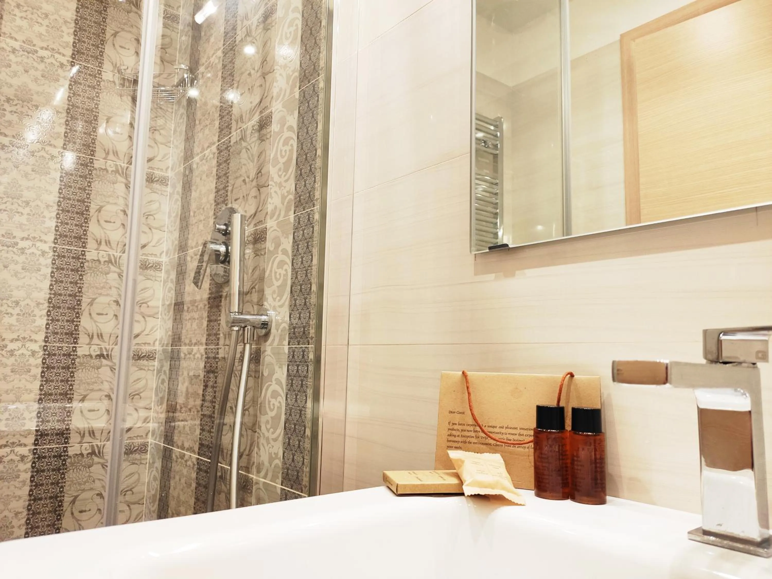 Shower in Luxury Suites - Stay Inn Rome Experience