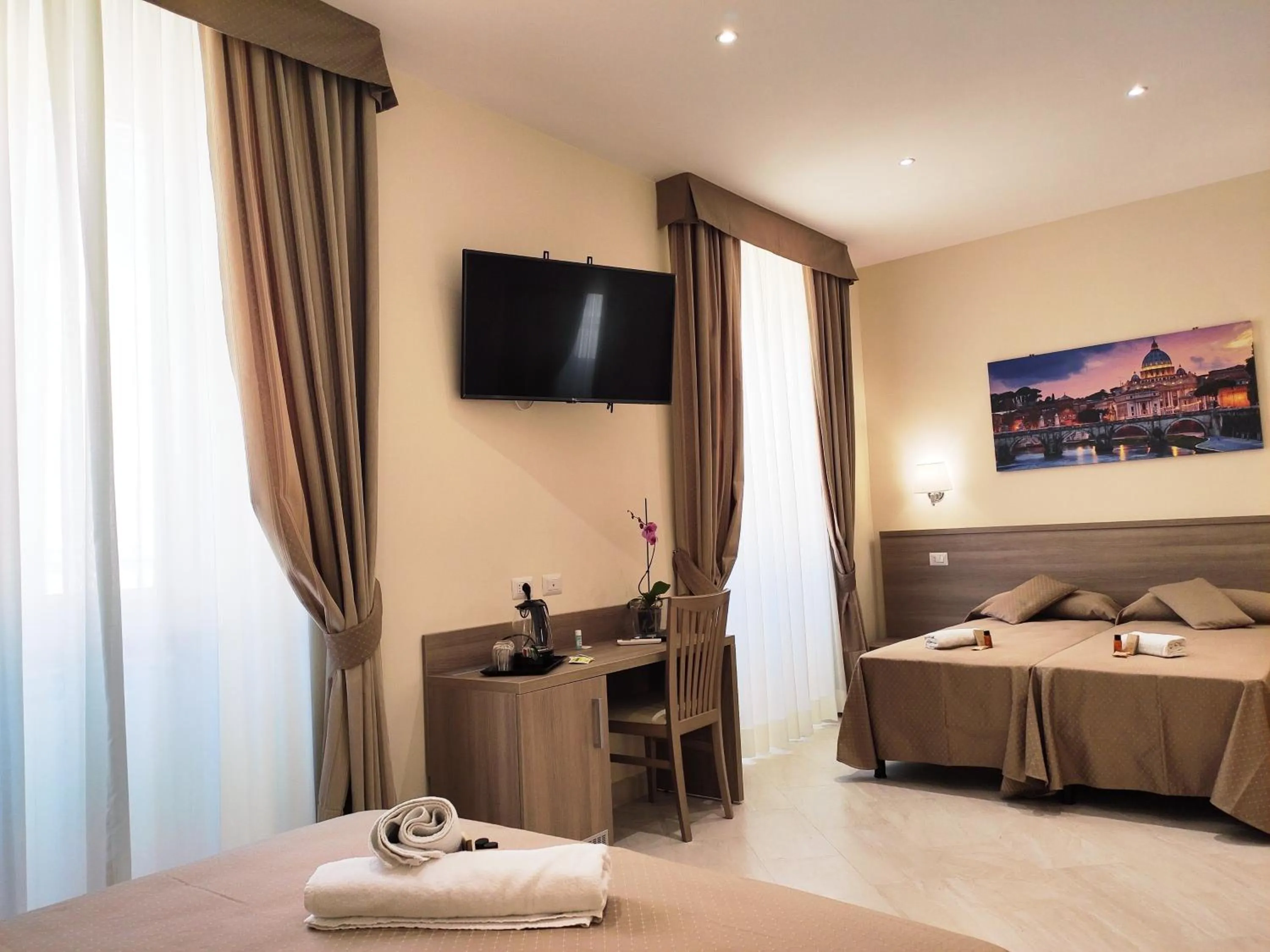 TV and multimedia, Bed in Luxury Suites - Stay Inn Rome Experience