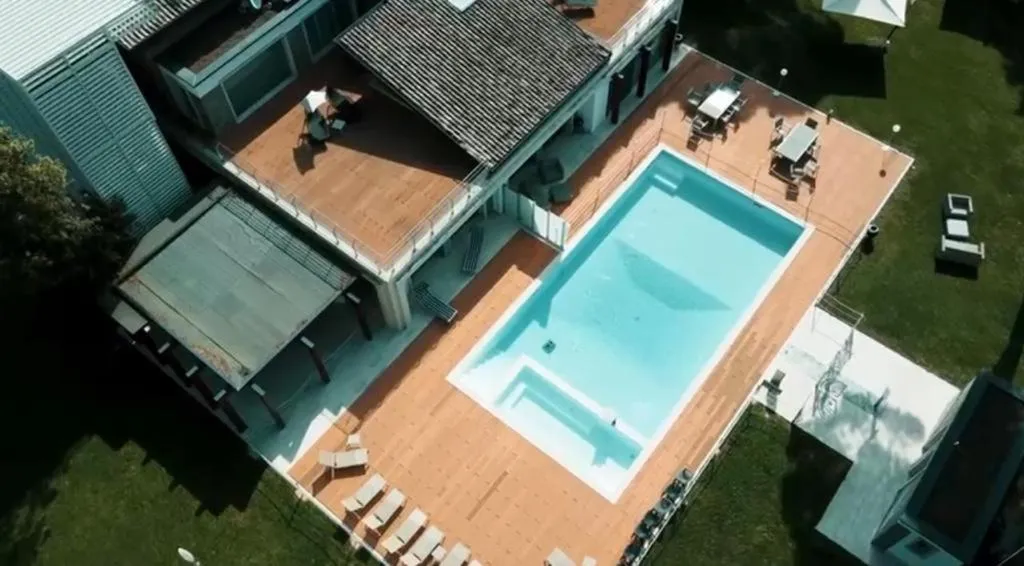 Swimming pool in Suite Testani