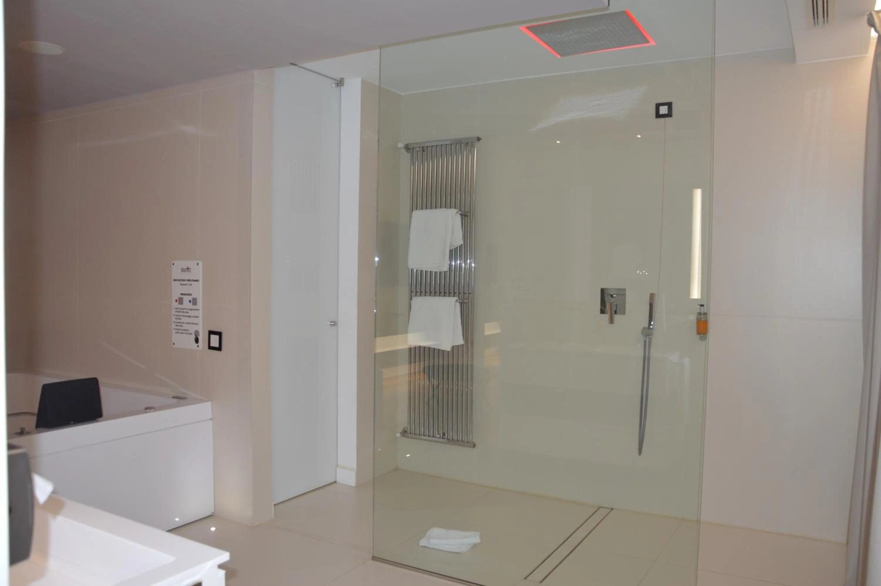 Shower in Suite Testani