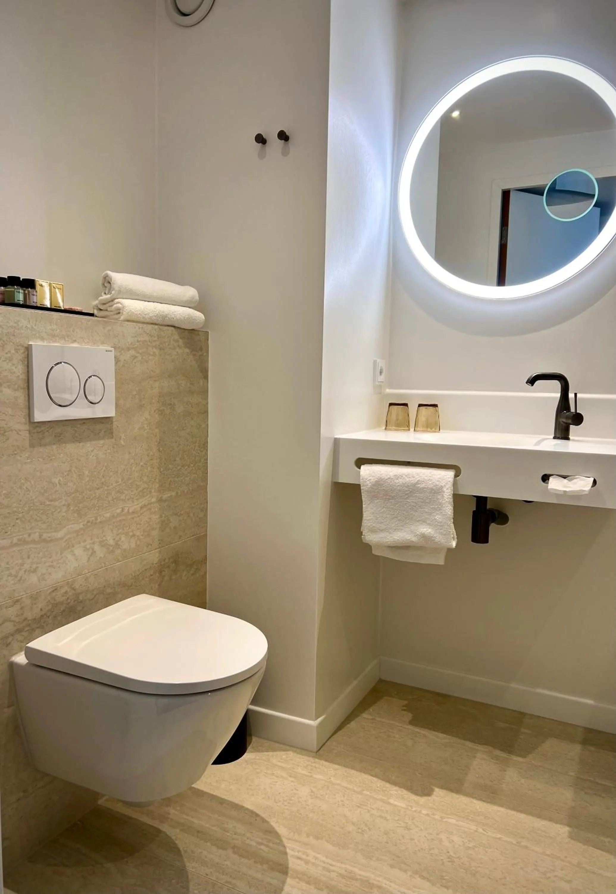 Toilet in Van Der Valk Hotel Rotterdam Nieuwerkerk