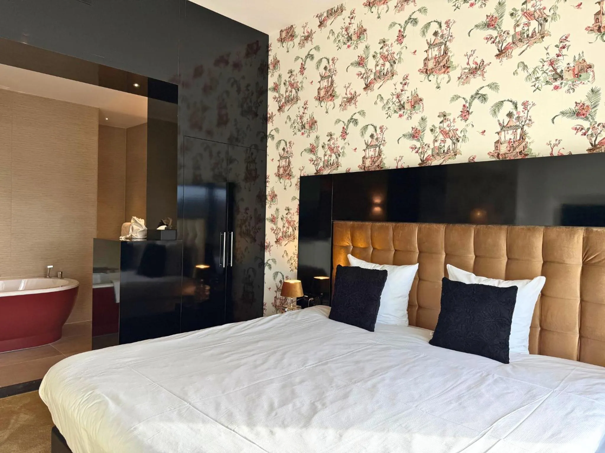 Shower, Bed in Van Der Valk Hotel Rotterdam Nieuwerkerk