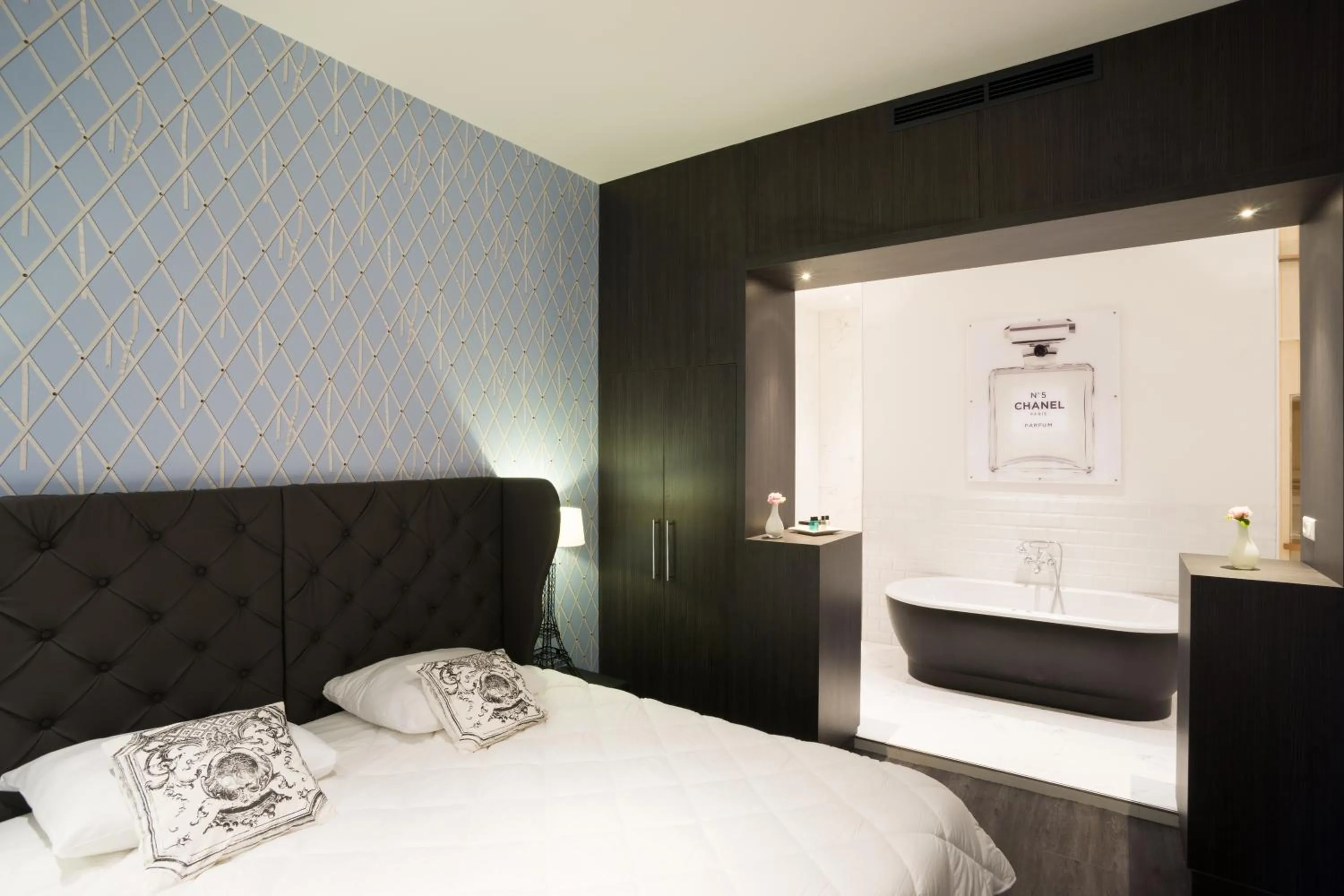 Shower, Bed in Van Der Valk Hotel Rotterdam Nieuwerkerk