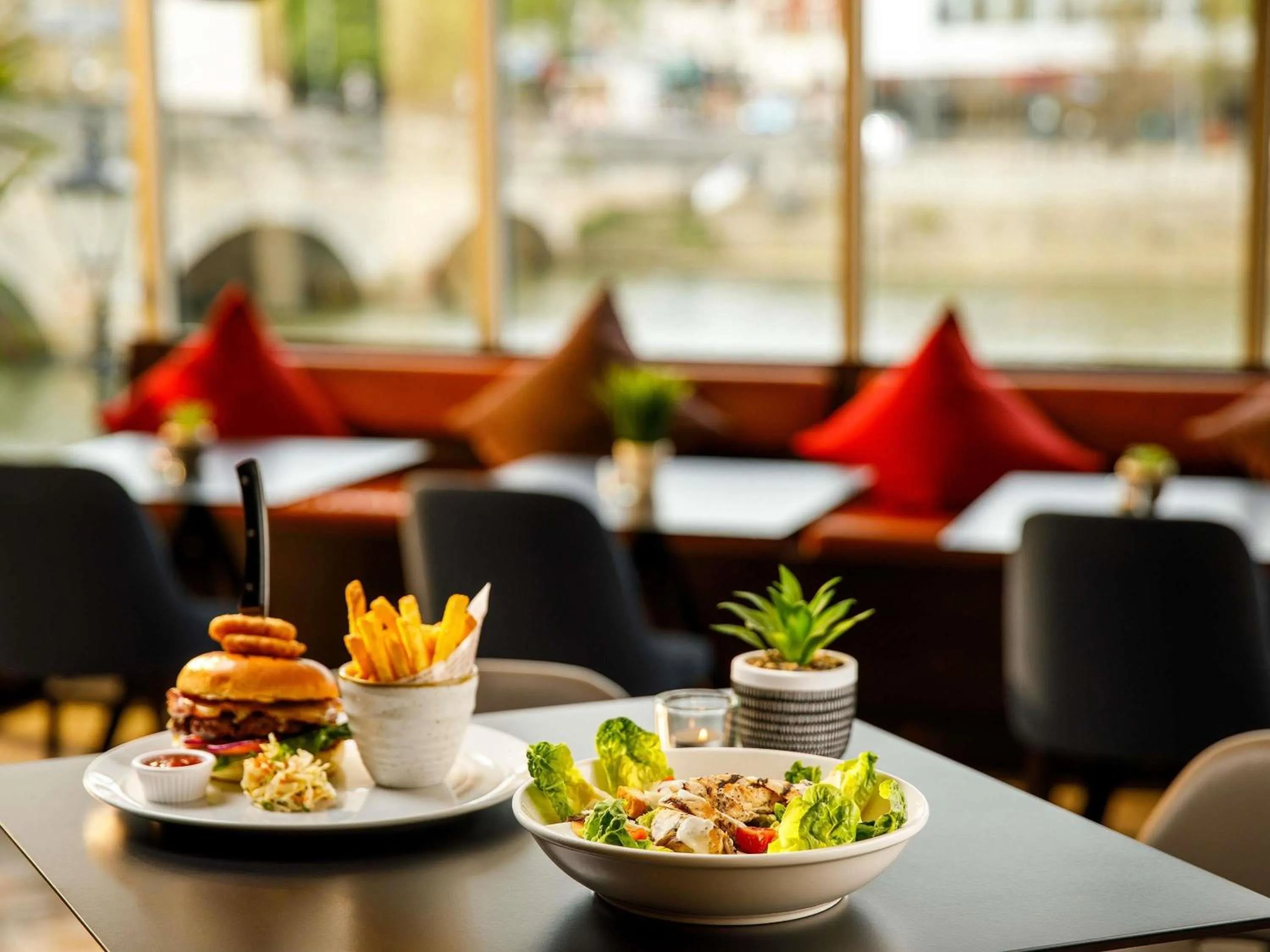 Restaurant/places to eat in Mercure Bedford Centre Hotel