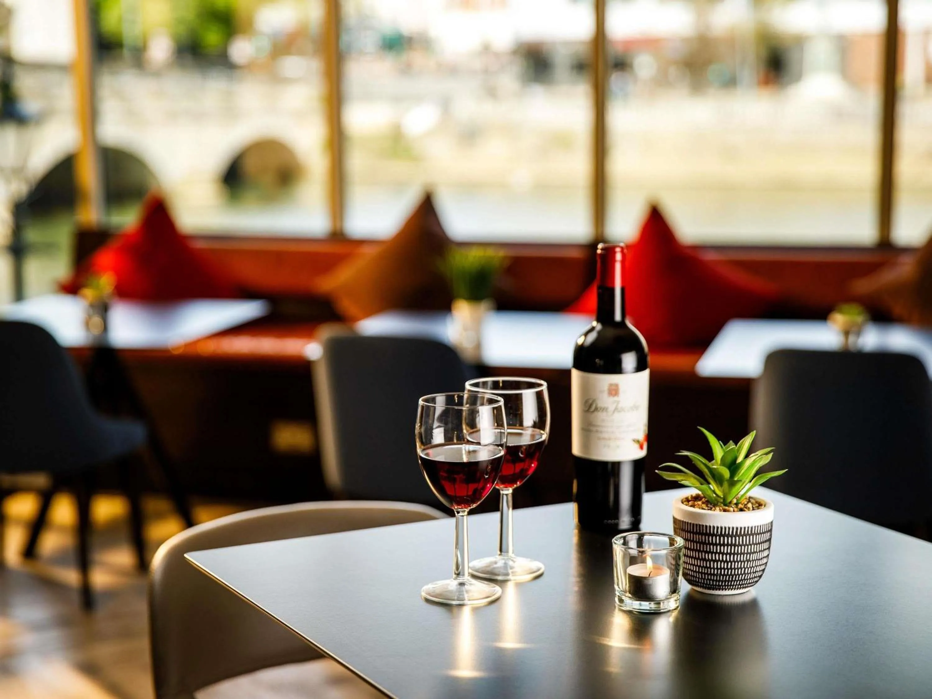 Restaurant/places to eat in Mercure Bedford Centre Hotel