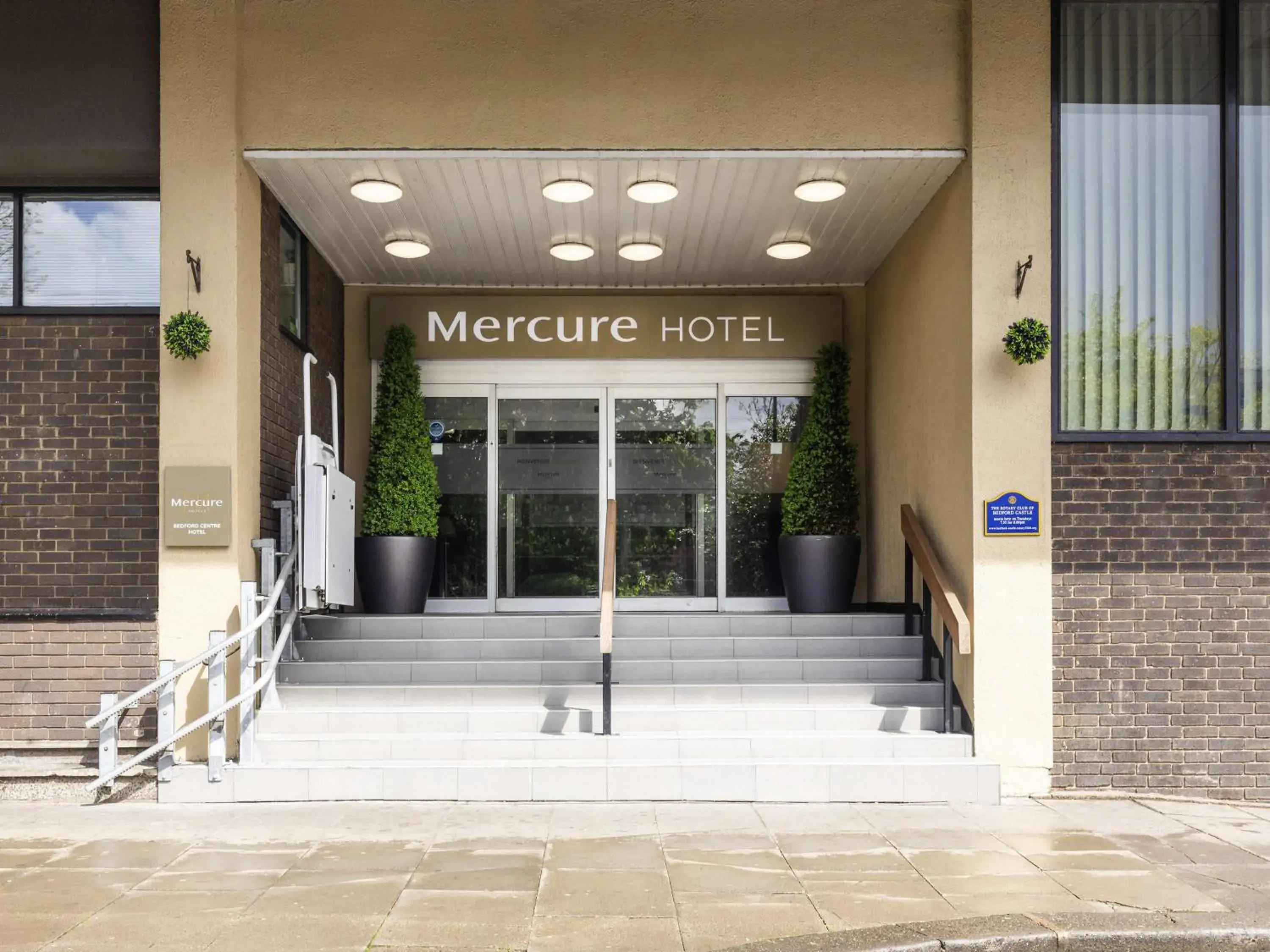 Property building in Mercure Bedford Centre Hotel Property building in Mercure Bedford Centre Hotel