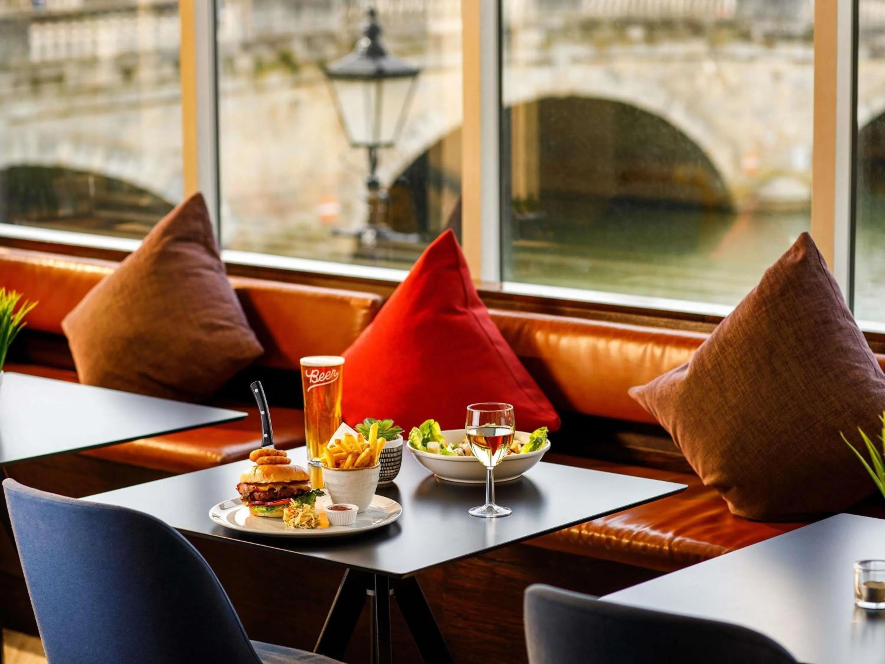 Restaurant/places to eat in Mercure Bedford Centre Hotel