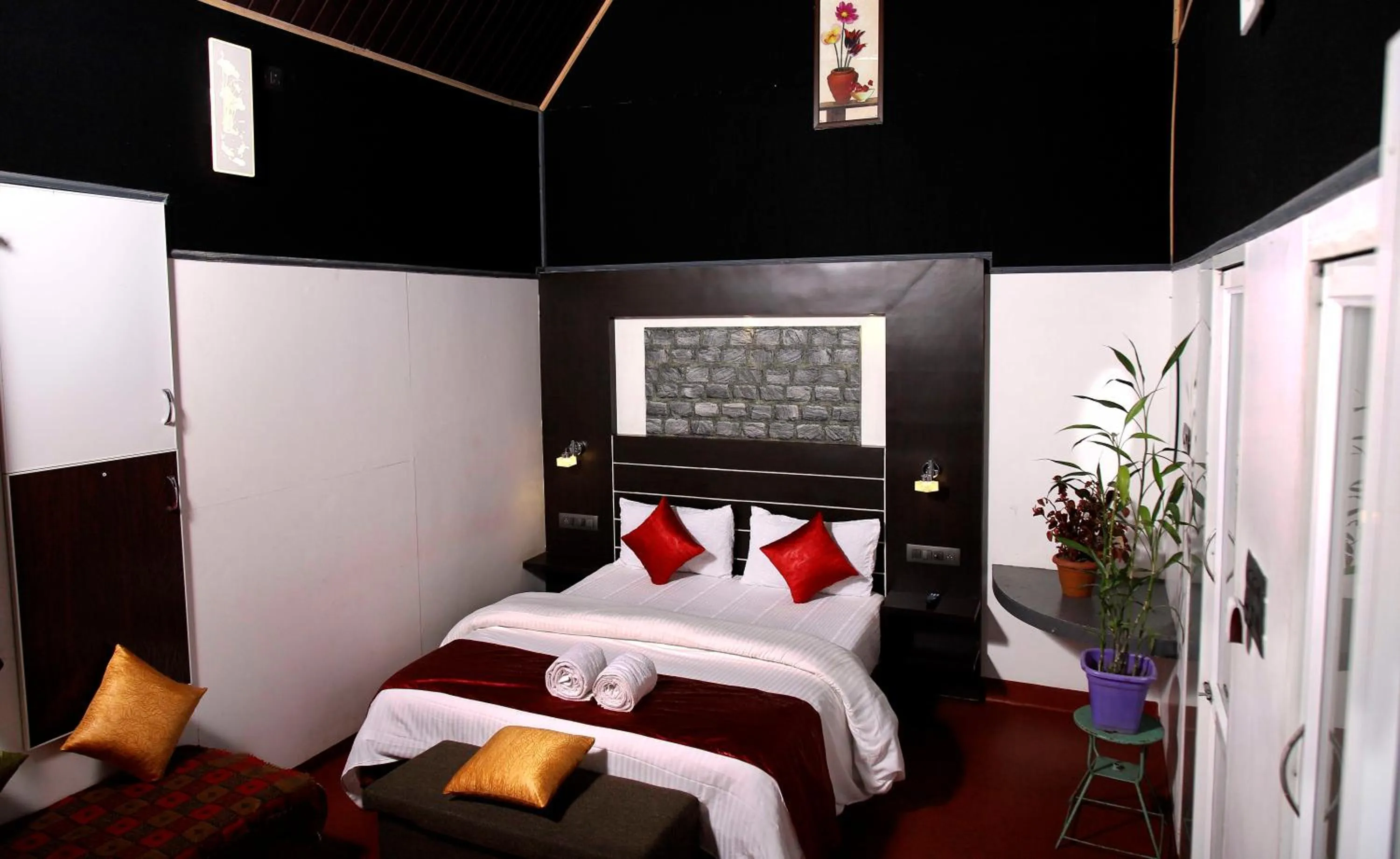 Bed in The wayside cottage Munnar