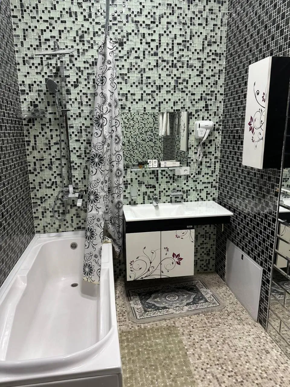 Shower in EMIRS GARDEN Residence