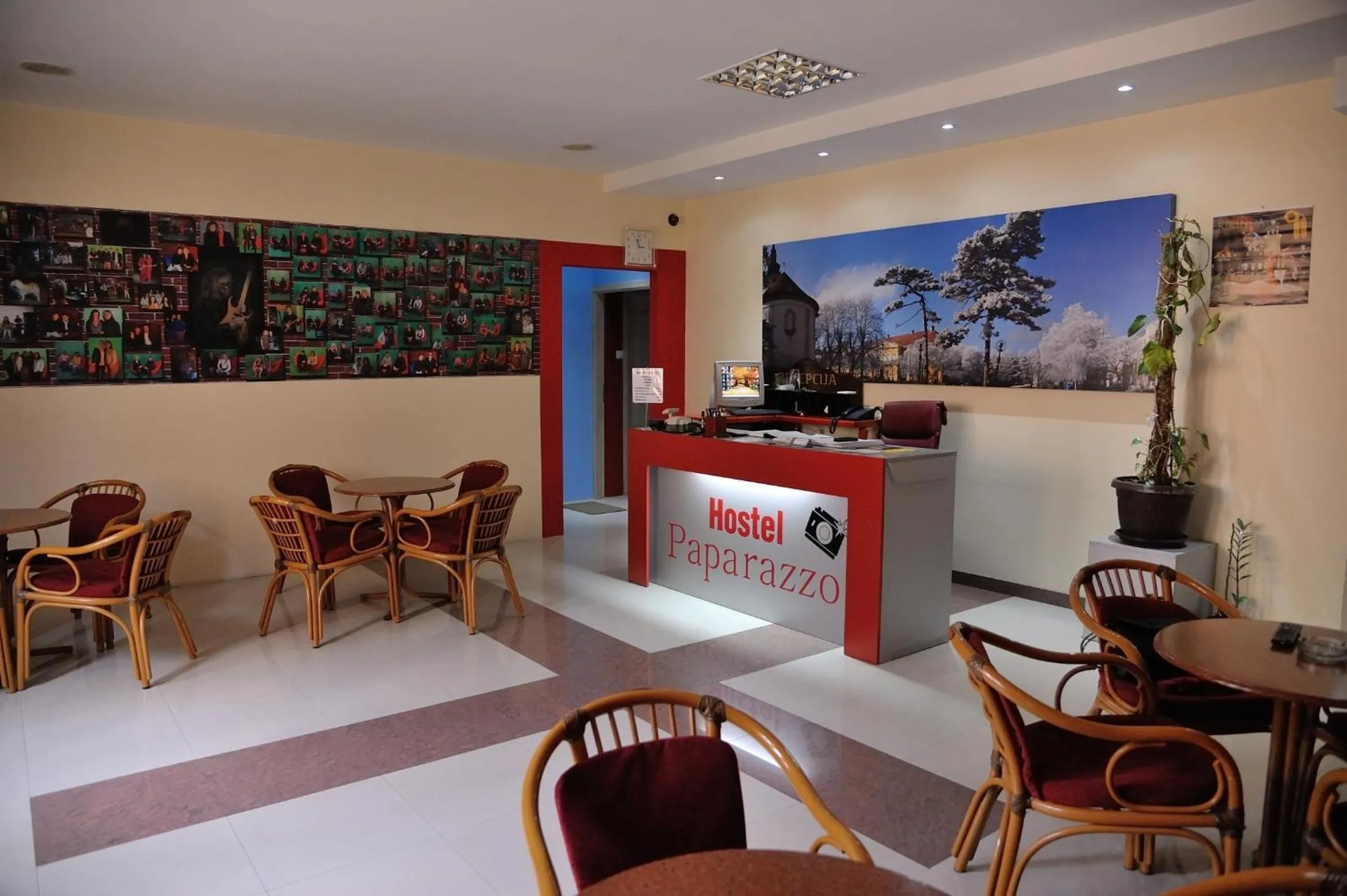 Communal lounge/ TV room in Hostel Paparazzo & Apartmans
