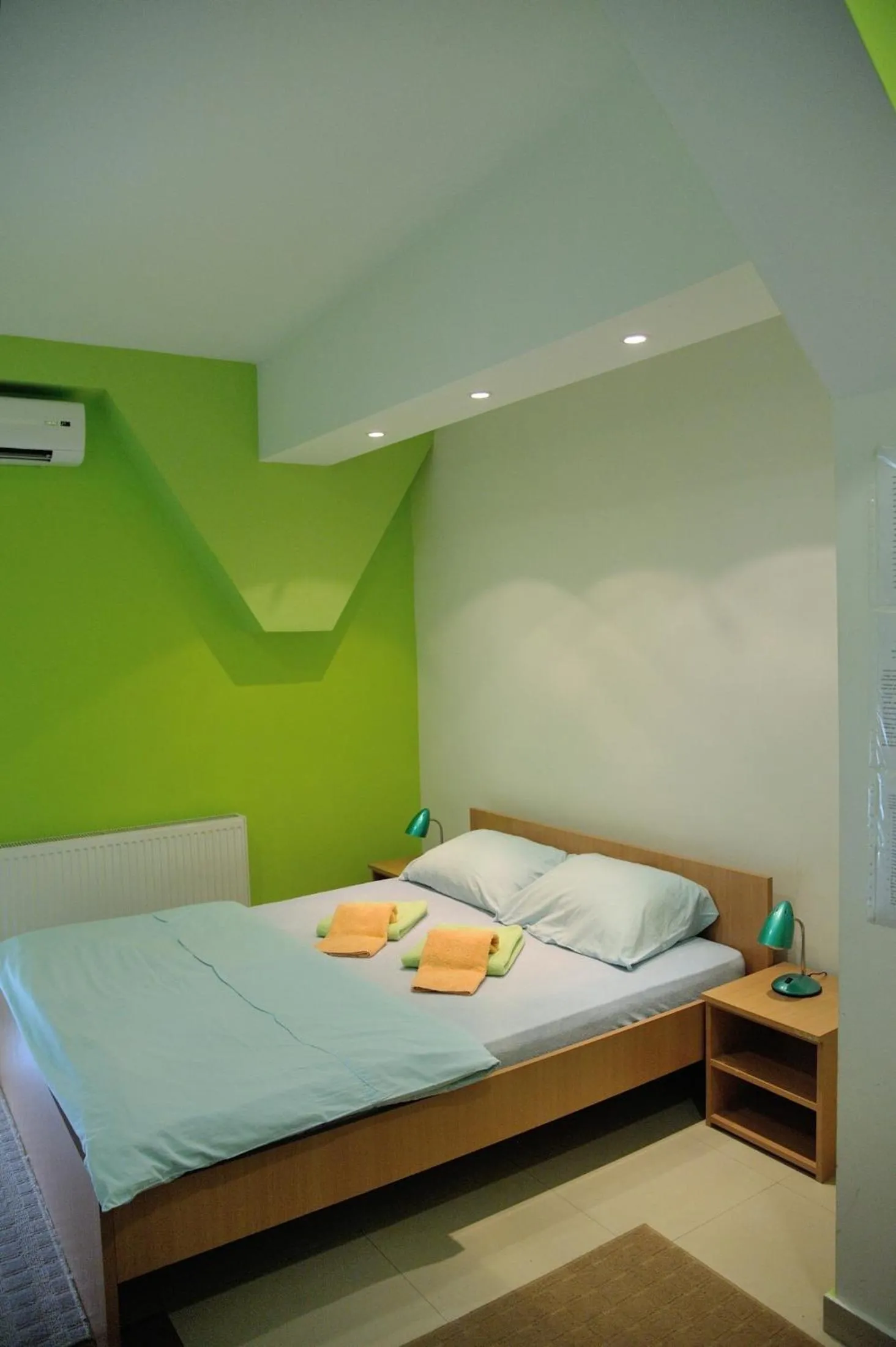 Shower, Bed in Hostel Paparazzo & Apartmans
