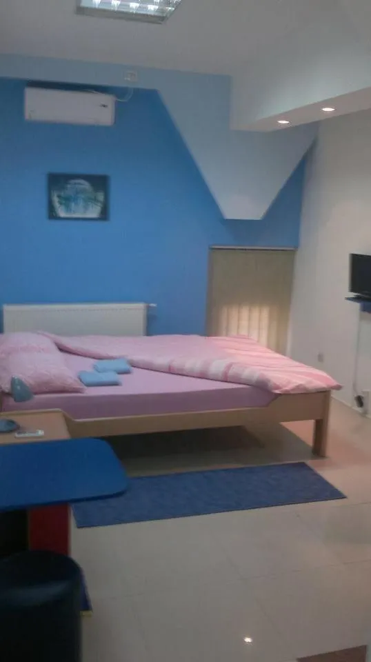 Toilet, Bed in Hostel Paparazzo & Apartmans