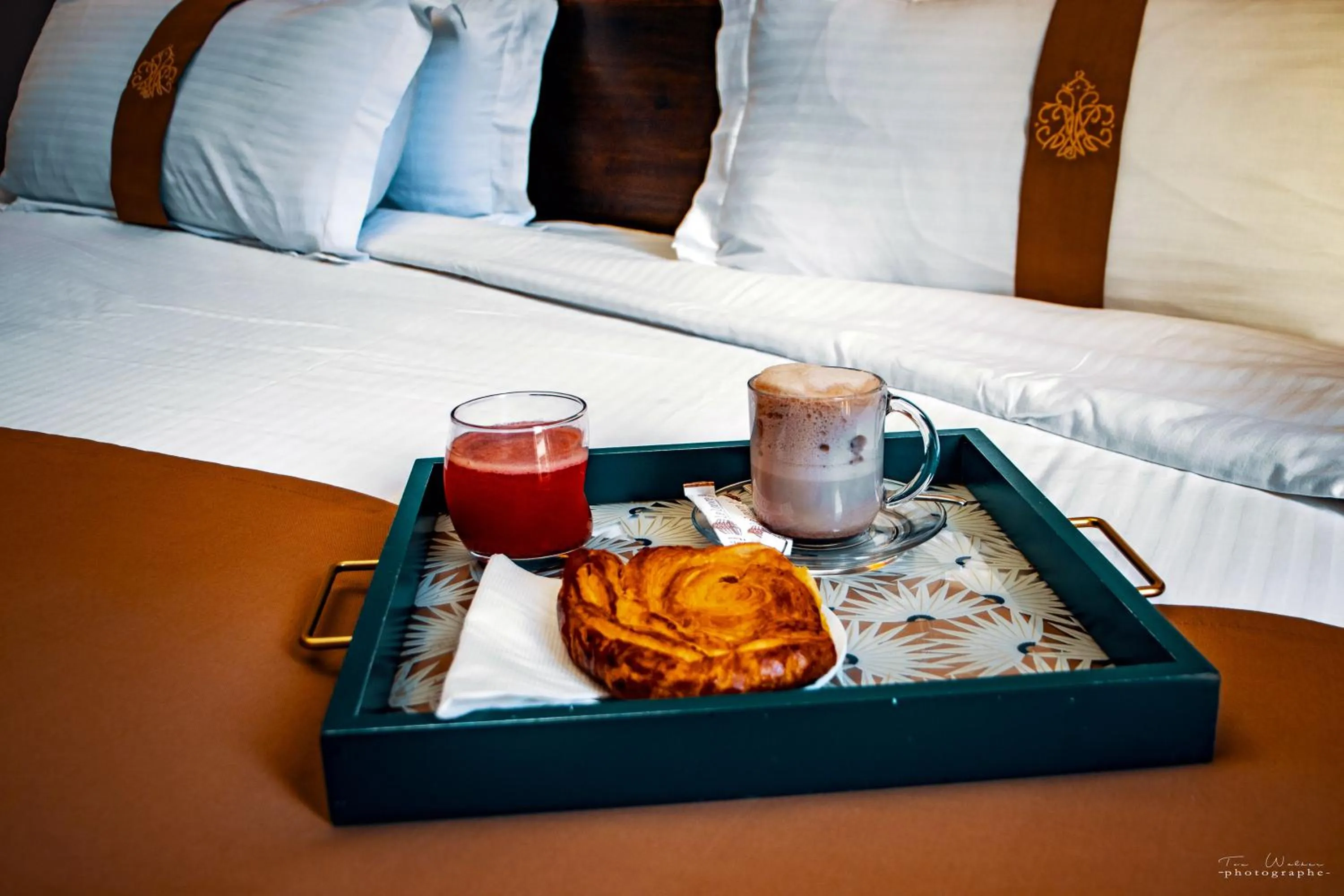 Food and drinks, Bed in Le Louvre Hotel & Spa