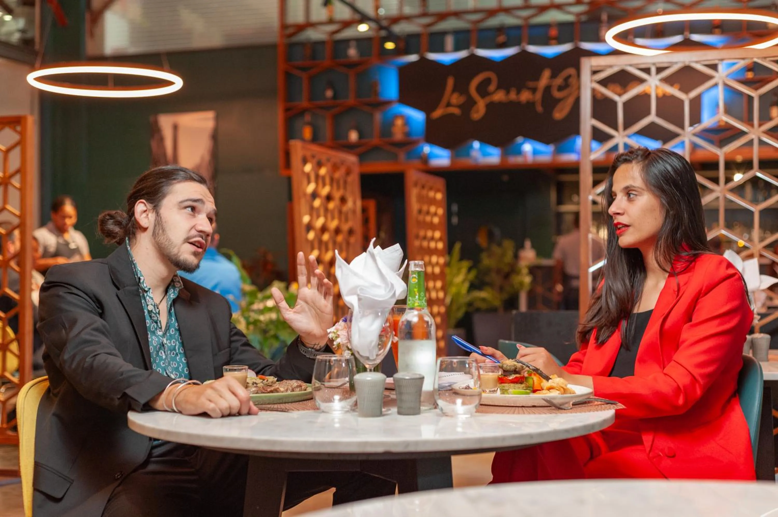 Restaurant/places to eat in Le Louvre Hotel & Spa