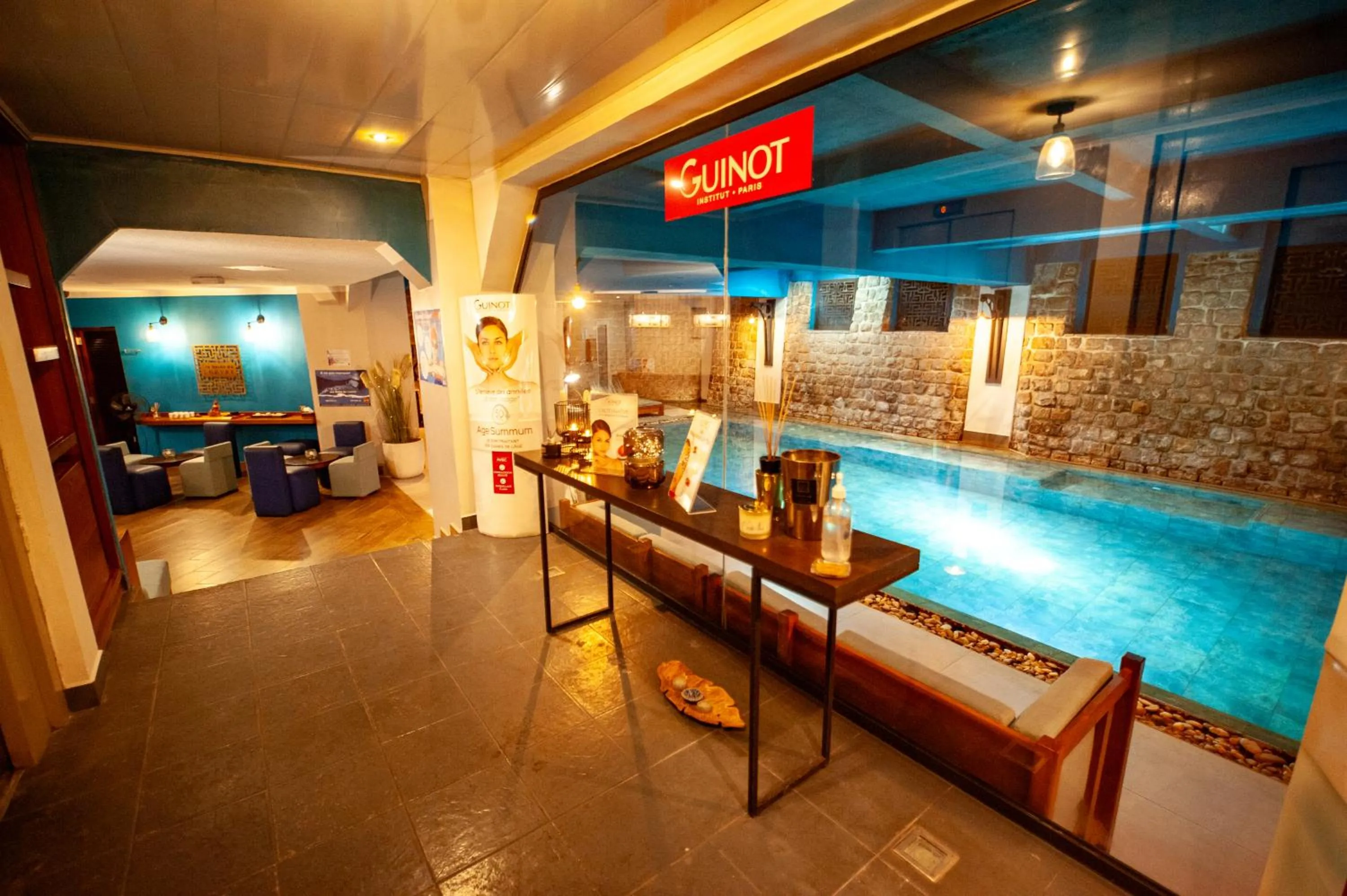 Swimming pool in Le Louvre Hotel & Spa