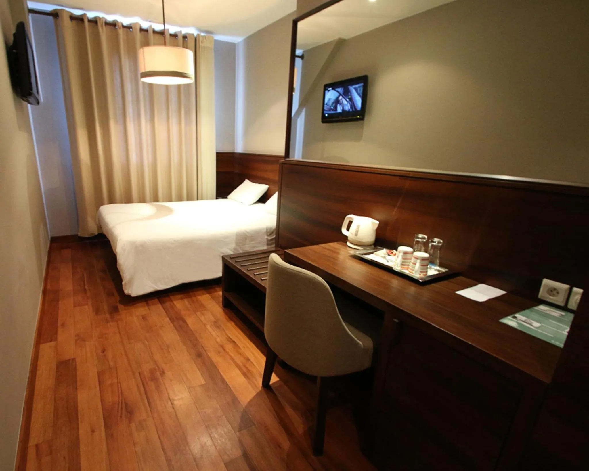 Bedroom, Bed in Le Louvre Hotel & Spa