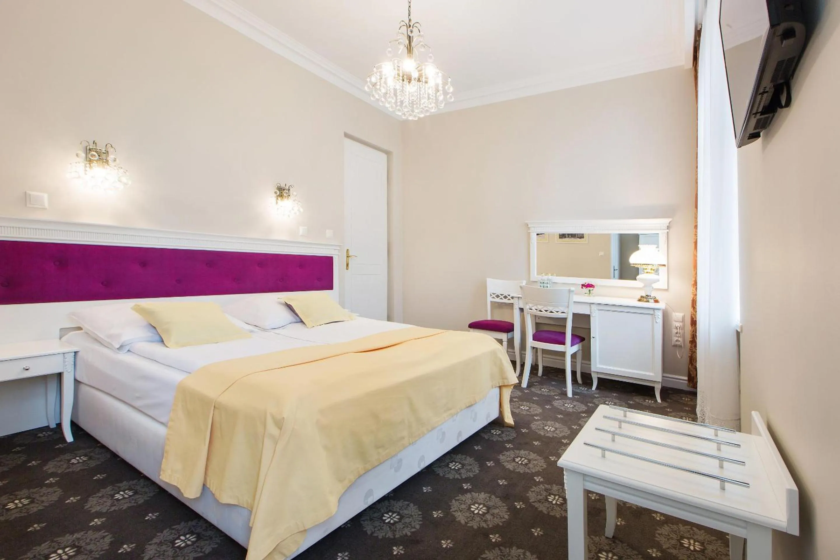 Seating area, Bed in Dwór Hetman